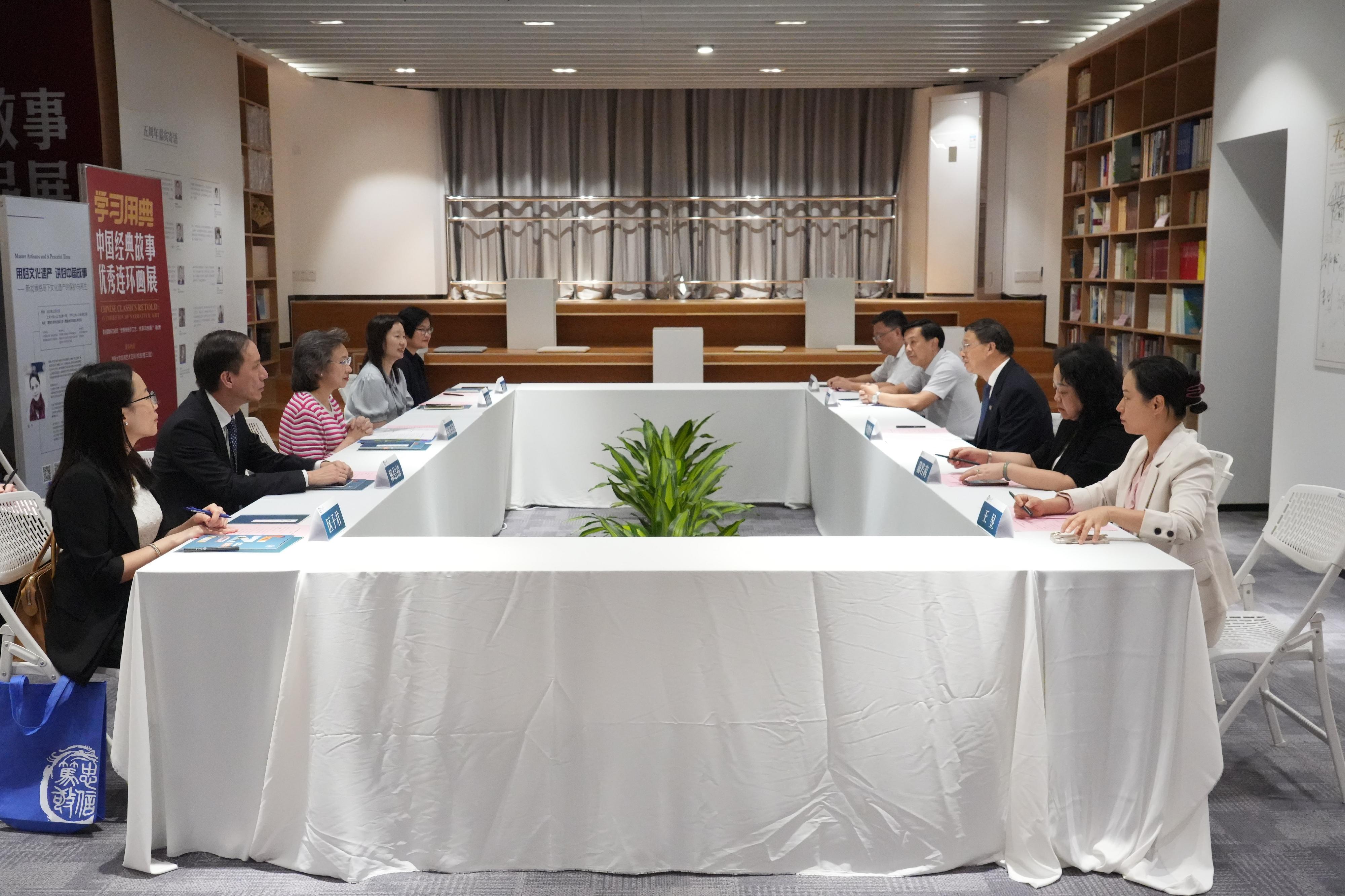 The Secretary for the Civil Service, Mrs Ingrid Yeung (third left), met and exchanged views with the President of Jinan University, Professor Song Xianzhong (third right), and university staff today (September 6) to know more about the university's development as well as the learning and employment situation of Hong Kong students.