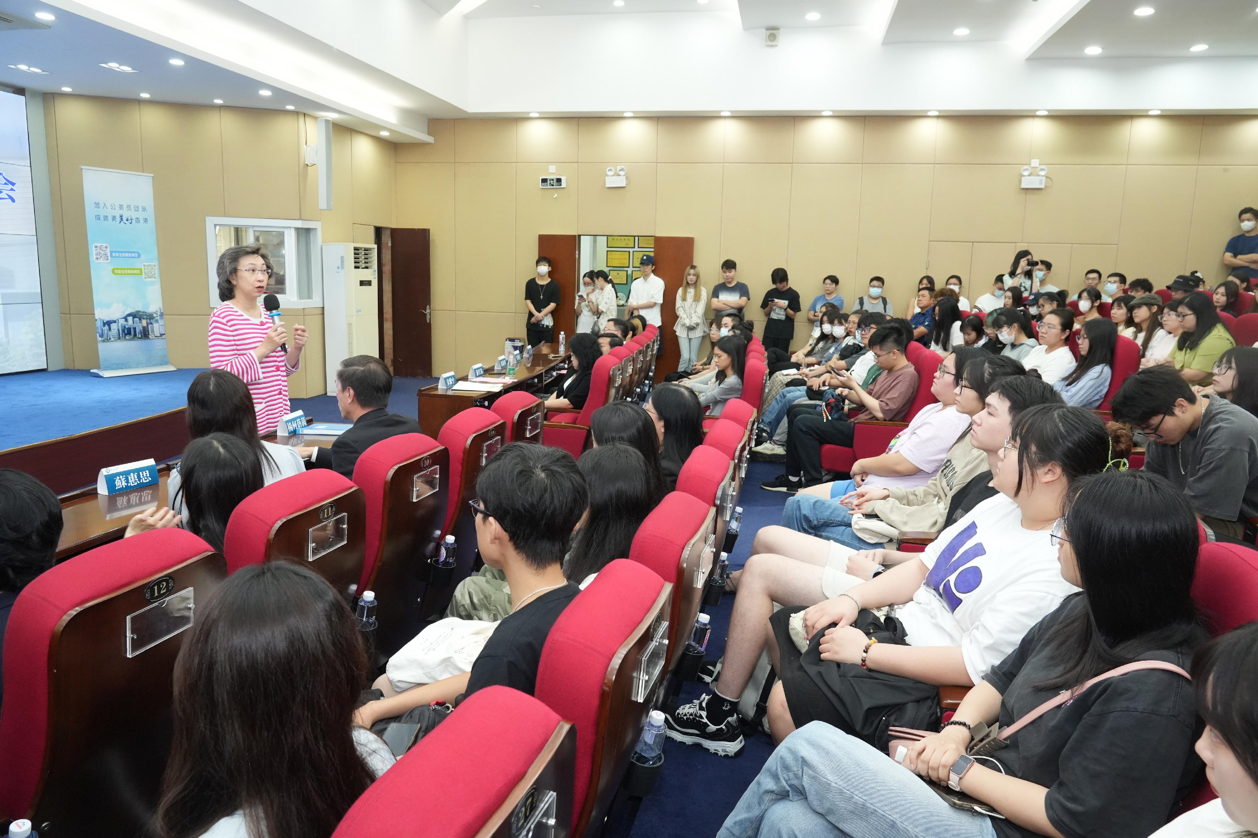 The Civil Service Bureau of the Hong Kong Special Administrative Region (HKSAR) Government held a recruitment seminar for the civil service of the HKSAR at Jinan University today (September 6). The Secretary for the Civil Service, Mrs Ingrid Yeung, and the Director of General Grades of the Civil Service Bureau, Mr Hermes Chan, met with some 130 Hong Kong students to introduce the work of the HKSAR Government civil service and the employment opportunities available for young people, and answer their enquiries. Photo shows Mrs Yeung answering questions from the students.