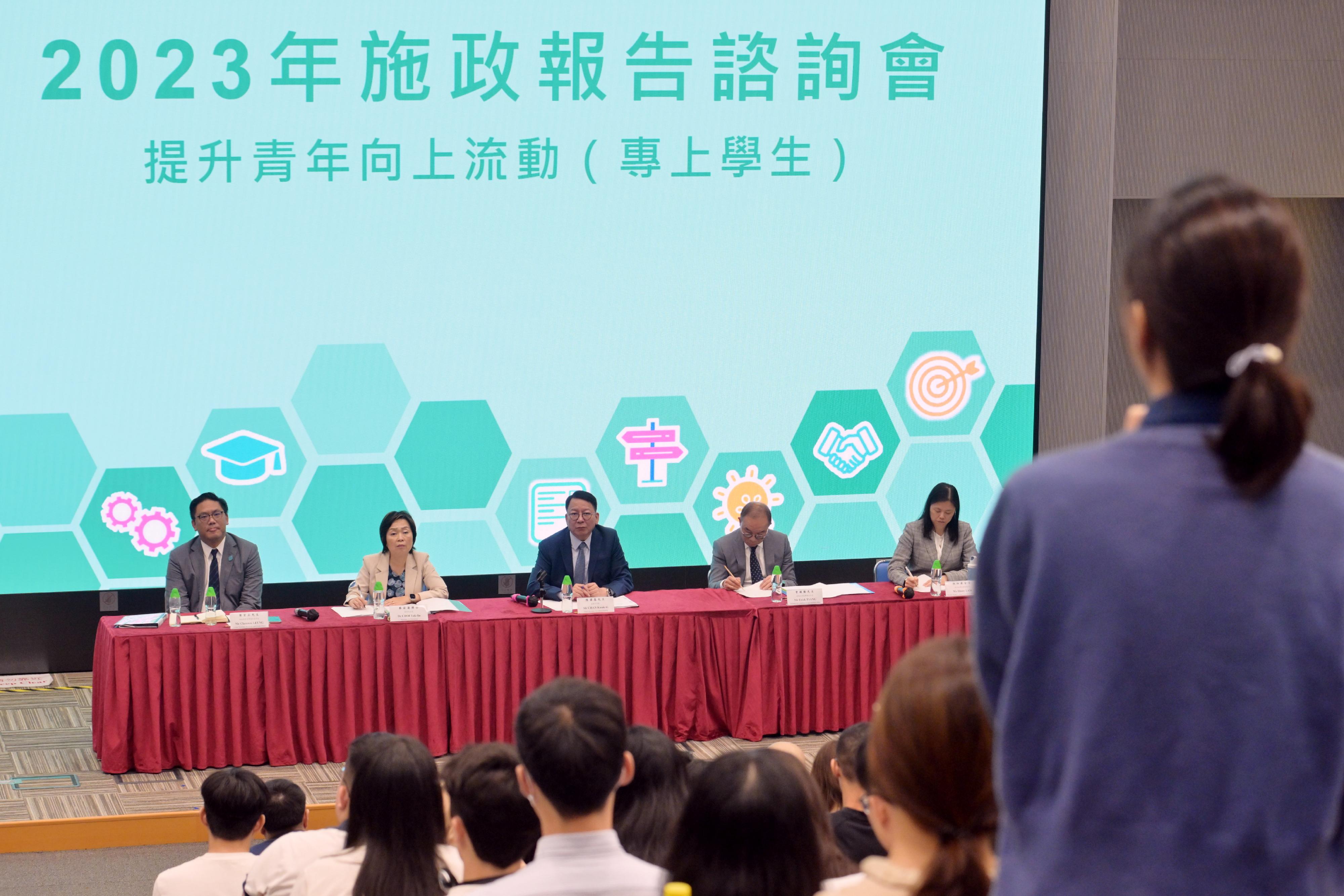 The Chief Secretary for Administration, Mr Chan Kwok-ki, attended a 2023 Policy Address consultation session today (September 6) to listen to the views and suggestions of post-secondary students on the upcoming Policy Address. Photo shows Mr Chan (centre); the Secretary for Education, Dr Choi Yuk-lin (second left); the Secretary for Constitutional and Mainland Affairs, Mr Erick Tsang Kwok-wai (second right); and the Under Secretary for Home and Youth Affairs, Mr Clarence Leung (first left), listening to views of a student at the consultation session.