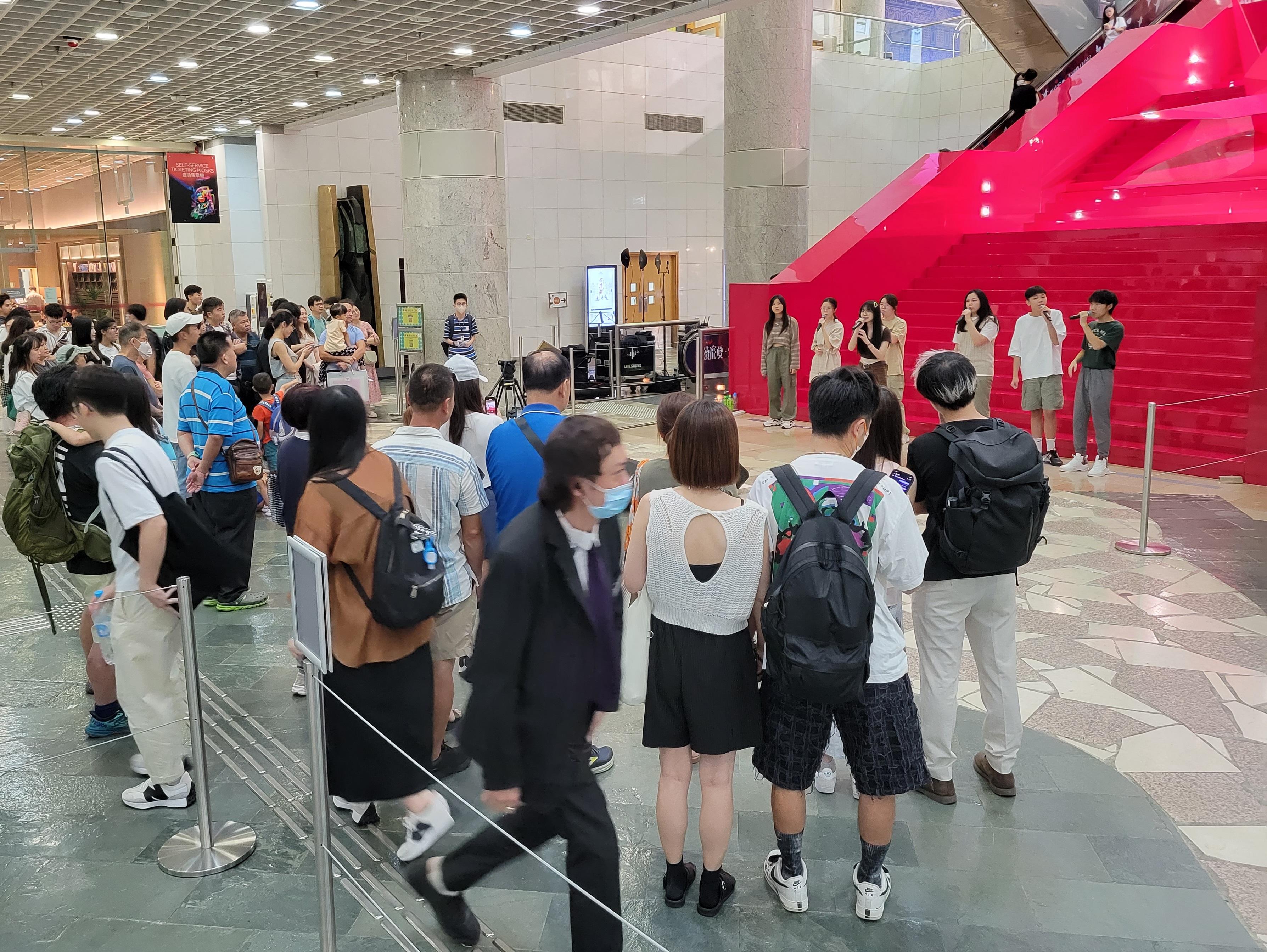 為紀念張國榮六十七歲冥壽，香港文化博物館於九月十二日（星期二）作出特別開放安排，於休館日開放「繼續寵愛・張國榮紀念展」及館內其他展覽，以及為公眾獻上免費電影放映和音樂表演。圖示公眾欣賞九月三日在館內舉行的音樂表演。