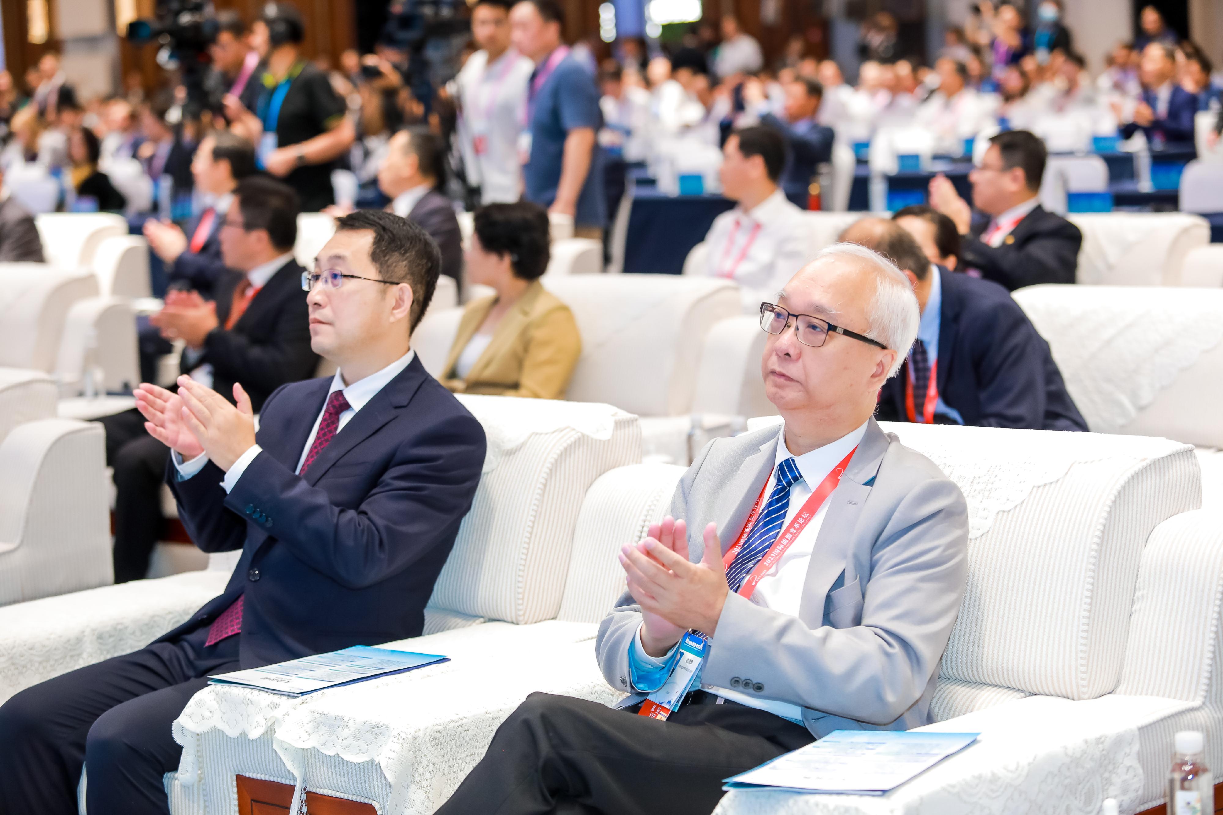 The Secretary for Environment and Ecology, Mr Tse Chin-wan (right), today (September 6) joins the International Forum on Energy Transition co-hosted by the National Energy Administration, the International Renewable Energy Agency and the Jiangsu Provincial People's Government. 