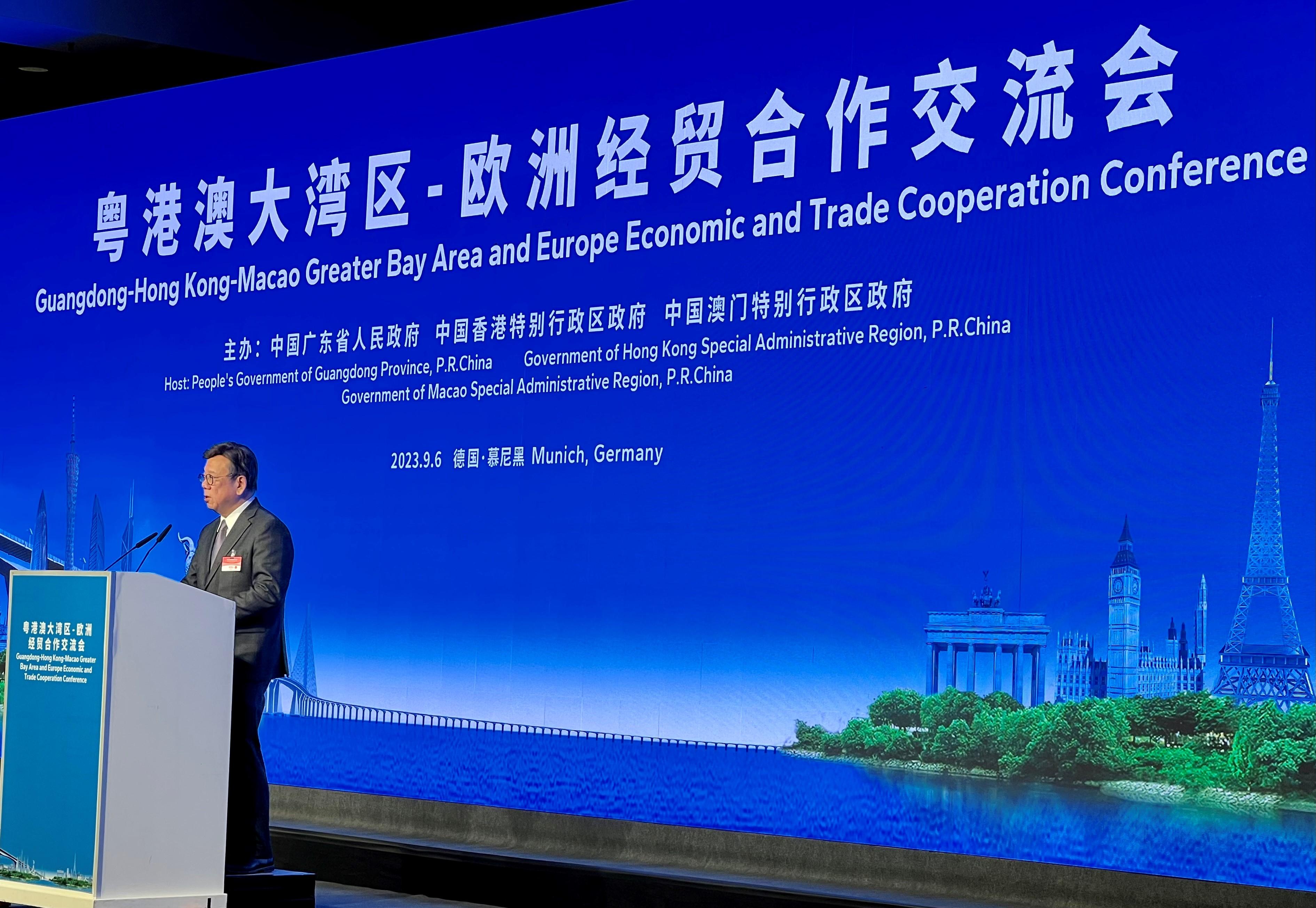 The Secretary for Commerce and Economic Development, Mr Algernon Yau, attended the Guangdong-Hong Kong-Macao Greater Bay Area and Europe Economic and Trade Cooperation Conference in Munich, Germany, on September 6 (Munich time). Photo shows Mr Yau delivering a speech at the conference.