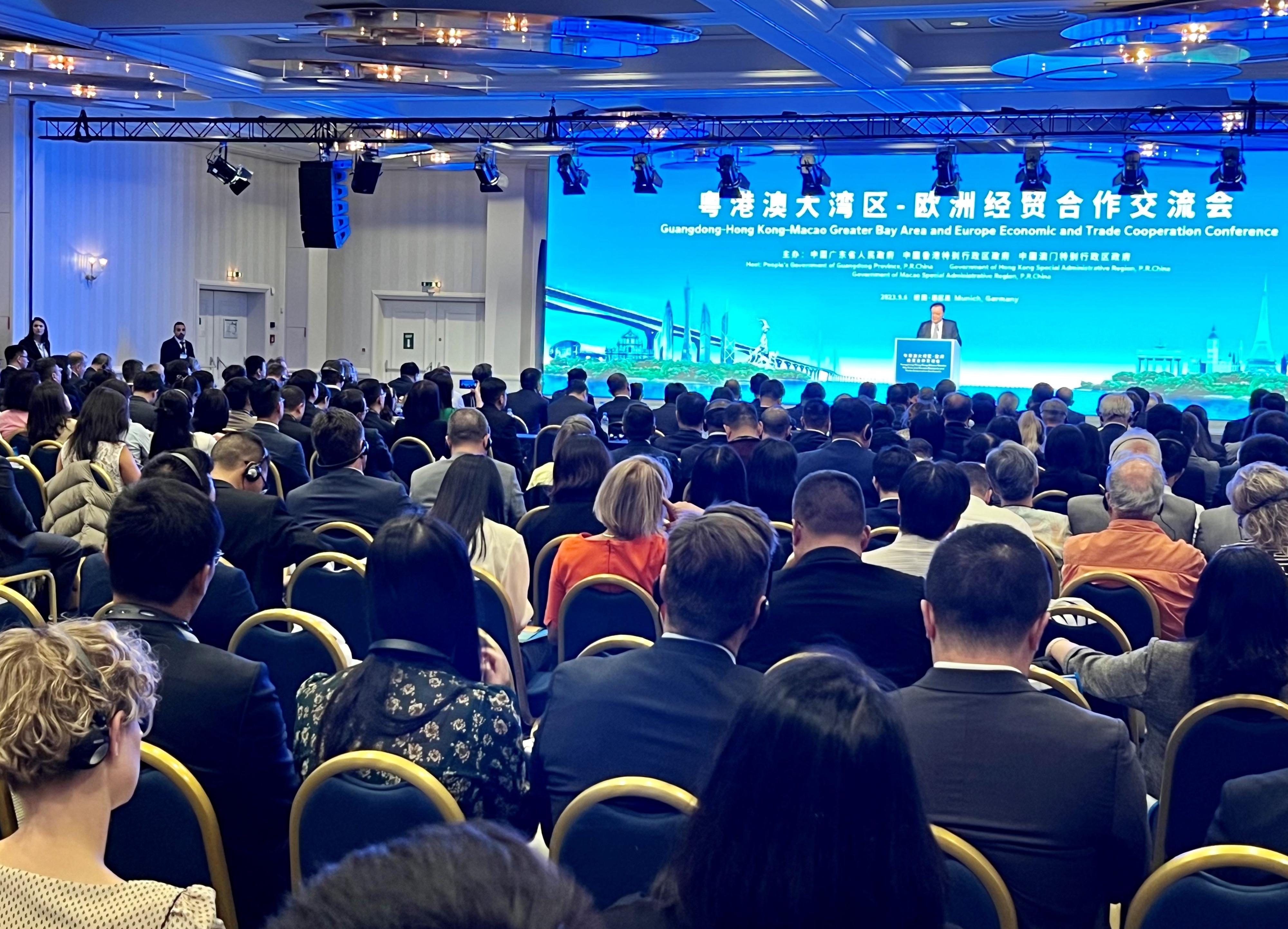The Secretary for Commerce and Economic Development, Mr Algernon Yau, attended the Guangdong-Hong Kong-Macao Greater Bay Area and Europe Economic and Trade Cooperation Conference in Munich, Germany, on September 6 (Munich time). The conference, comprising a themed forum and a business matchmaking session, attracted more than 400 participants.