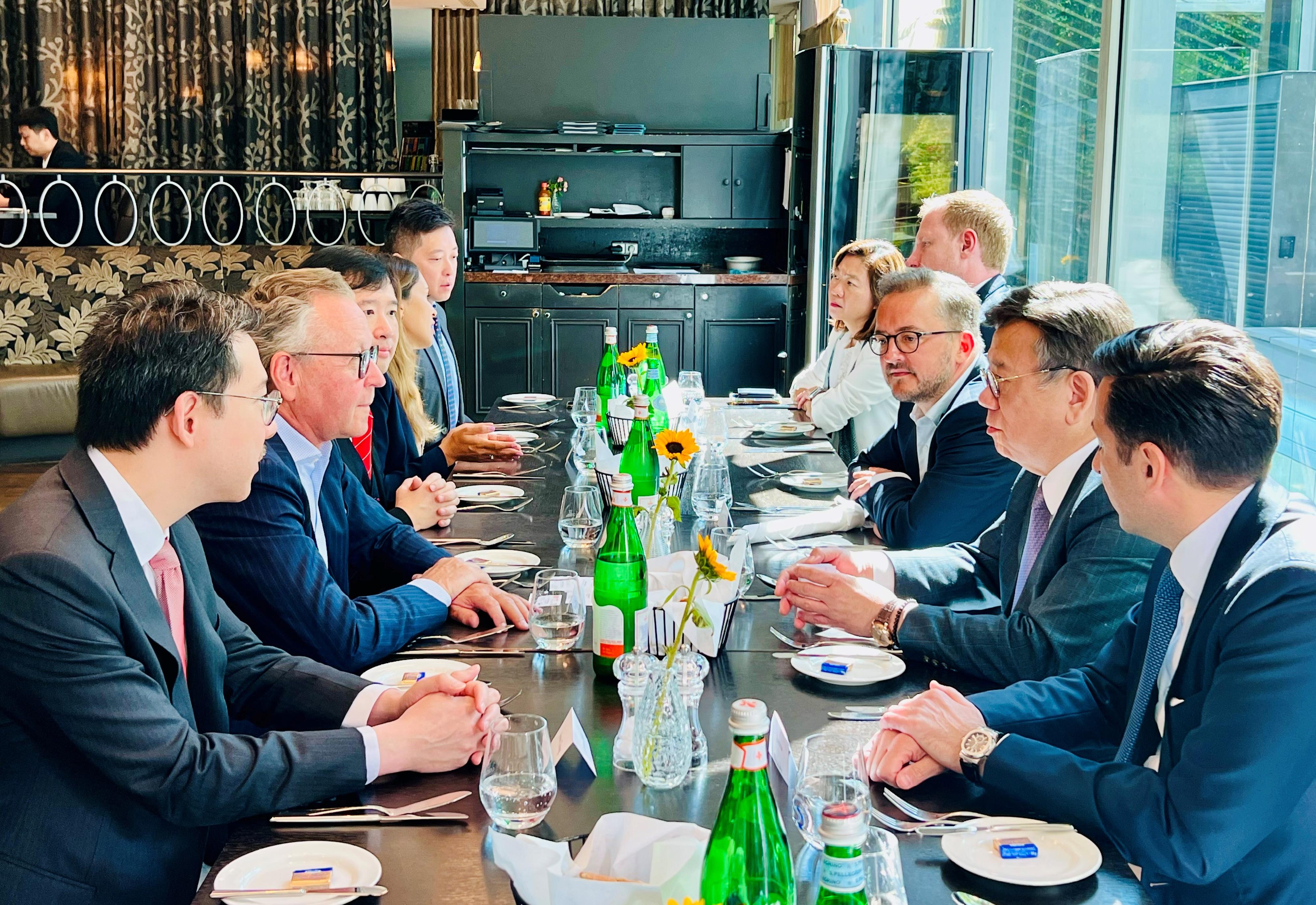 The Secretary for Commerce and Economic Development, Mr Algernon Yau (second right), had a lunch meeting with members of the German Chamber of Commerce and Industry for Munich and Upper Bavaria in Munich, Germany, on September 6 (Munich time) to give them an update on the Guangdong-Hong Kong-Macao Greater Bay Area development and exchange views on enhancing trade and business co-operation. The Under Secretary for Constitutional and Mainland Affairs, Mr Clement Woo (third left), and the Acting Director-General of Investment Promotion, Dr Jimmy Chiang (first left), also attended the meeting.