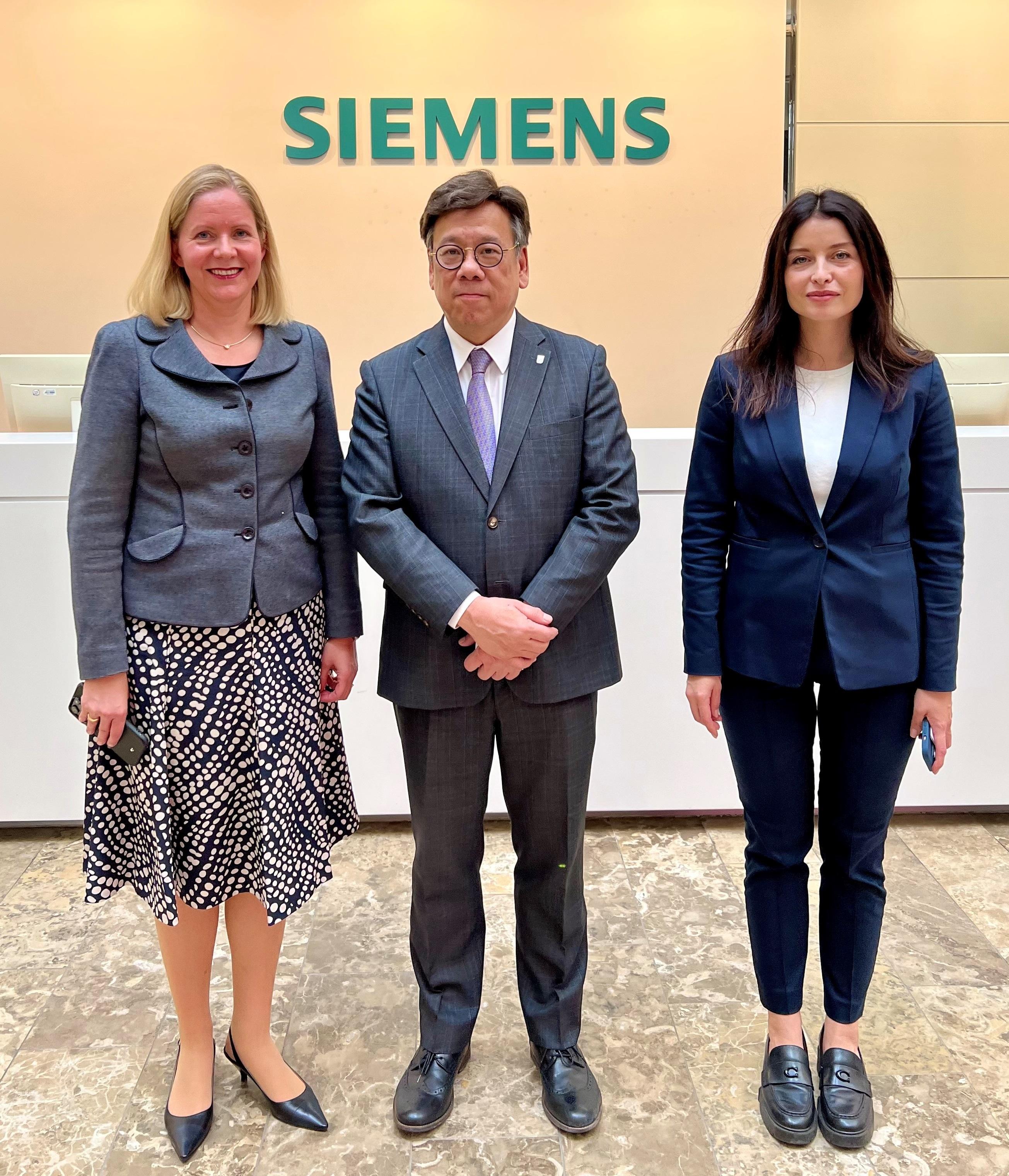 The Secretary for Commerce and Economic Development, Mr Algernon Yau (centre), met with the Chief Executive Officer of Siemens Financial Services, Munich, Germany, Ms Veronika Bienert (left), in Munich, Germany, on September 6 (Munich time) to update her on Hong Kong's initiatives on attracting enterprises and investments.