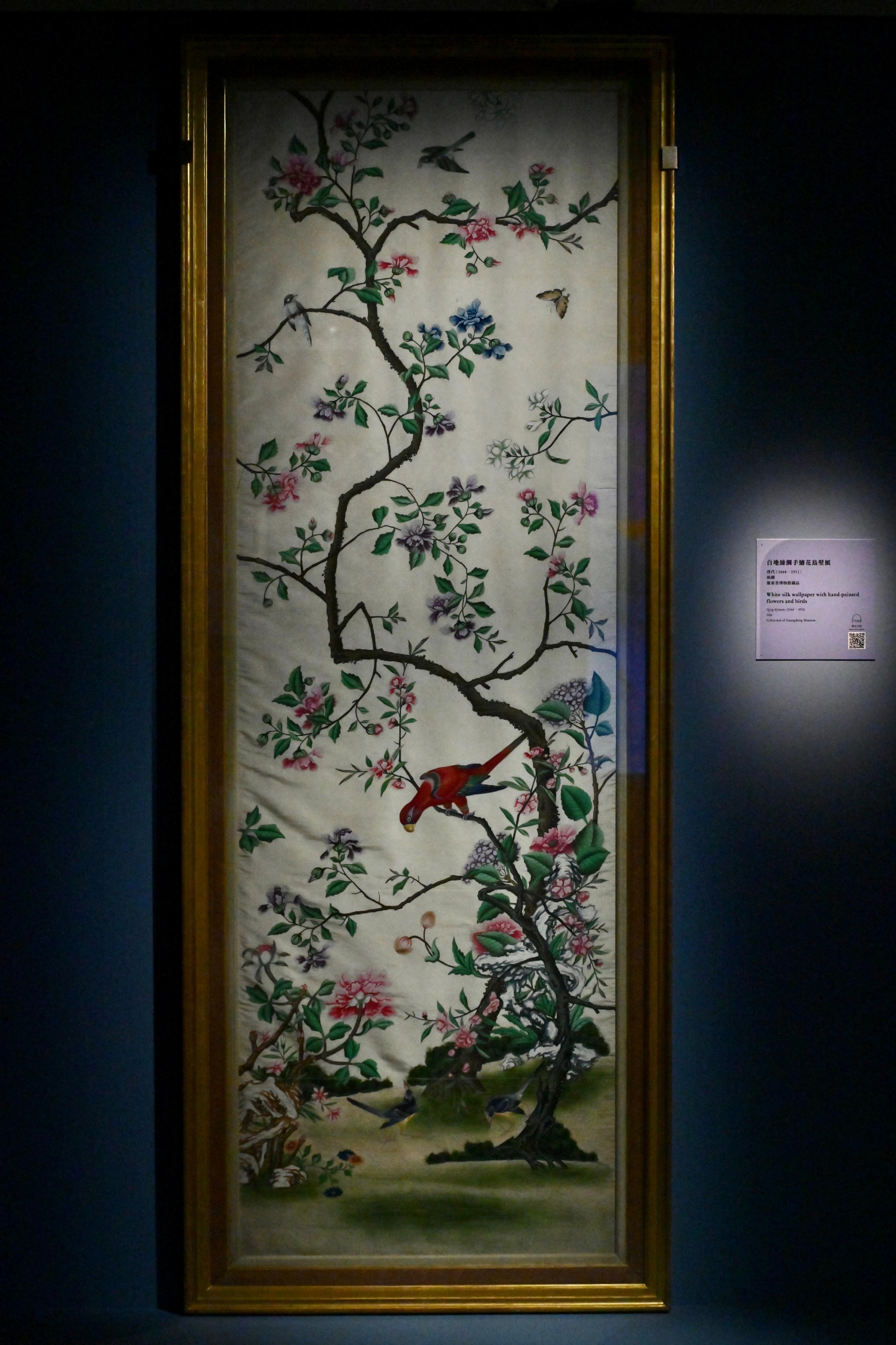 The opening ceremony of the Hong Kong stop of the touring exhibition "A Tale of Three Cities: Guangdong-Hong Kong-Macao Greater Bay Area and Export of Silk Products in the Ming and Qing Dynasties" was held today (September 7) at the Hong Kong Museum of Art. Picture shows a white silk wallpaper with hand-painted flowers and birds from the Qing dynasty, which is a grade-three national treasure. (Collection of Guangdong Museum)
