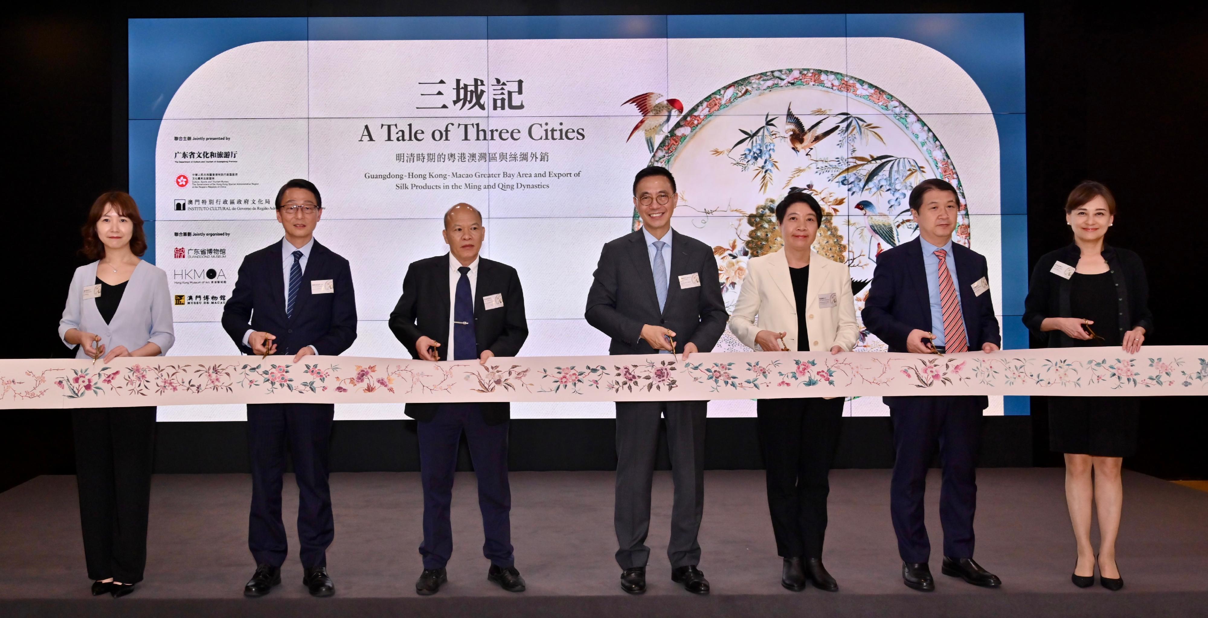 The opening ceremony of the Hong Kong stop of the touring exhibition "A Tale of Three Cities: Guangdong-Hong Kong-Macao Greater Bay Area and Export of Silk Products in the Ming and Qing Dynasties" was held today (September 7) at the Hong Kong Museum of Art (HKMoA). Officiating guests included (from left) the Director of the Macao Museum, Ms Lou Ho-ian; the Director of Leisure and Cultural Services, Mr Vincent Liu; the Deputy Director General of the Department of Culture and Tourism of Guangdong Province and Director of the Cultural Heritage Bureau of Guangdong Province, Mr Long Jiayou; the Secretary for Culture, Sports and Tourism, Mr Kevin Yeung; the President of the Cultural Affairs Bureau of the Macao Special Administrative Region, Ms Leong Wai-man; the Director of the Guangdong Museum, Mr Xiao Haiming; and the Museum Director of the HKMoA, Dr Maria Mok.