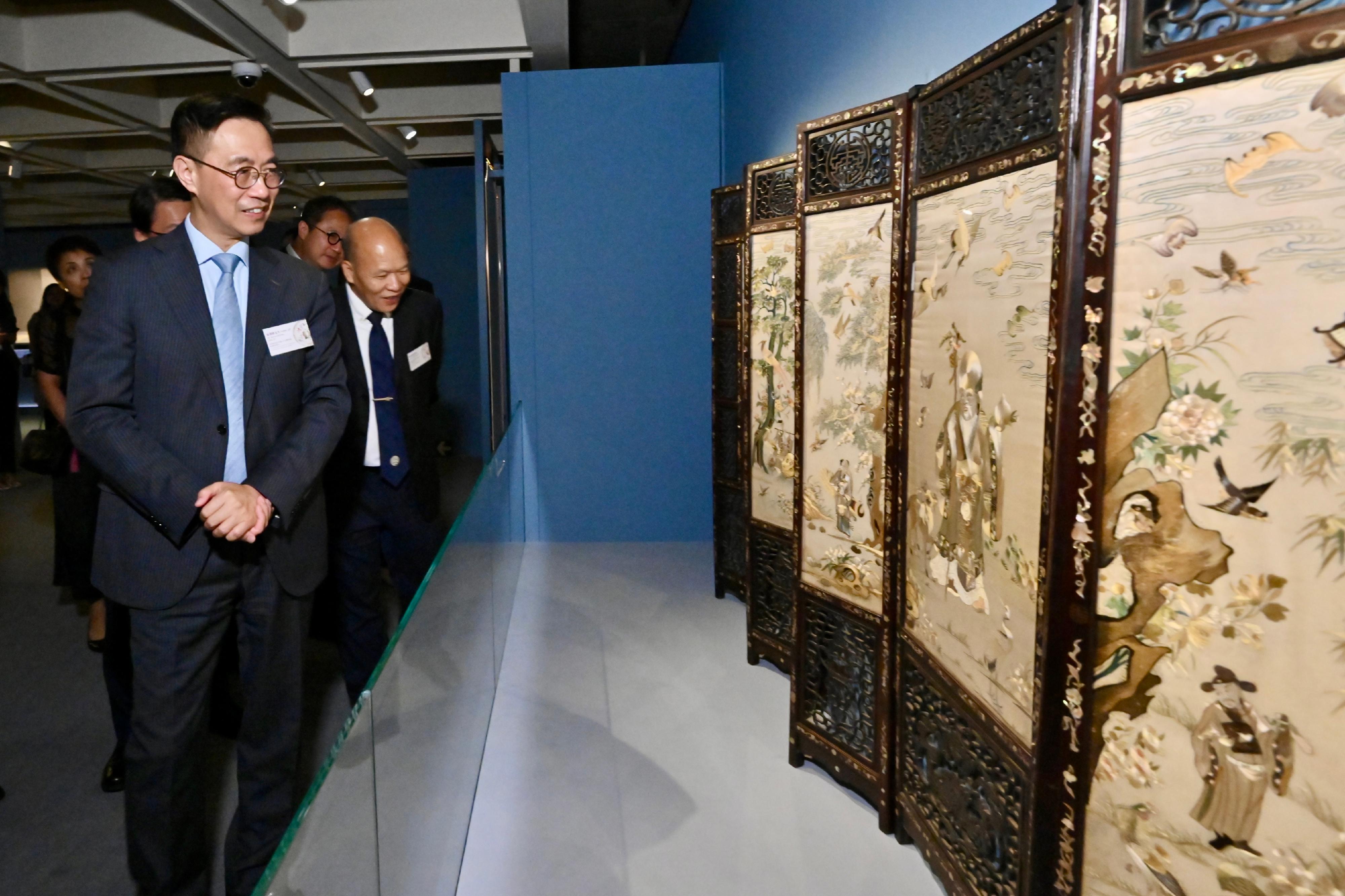 The opening ceremony of the Hong Kong stop of the touring exhibition "A Tale of Three Cities: Guangdong-Hong Kong-Macao Greater Bay Area and Export of Silk Products in the Ming and Qing Dynasties" was held today (September 7) at the Hong Kong Museum of Art. Picture shows officiating guests, the Secretary for Culture, Sports and Tourism, Mr Kevin Yeung (left), and the Deputy Director General of the Department of Culture and Tourism of Guangdong Province and Director of the Cultural Heritage Bureau of Guangdong Province, Mr Long Jiayou (right), appreciating the ingenious set of Canton embroidered folding screen with the scene of birthday greetings from the Eight Immortals.