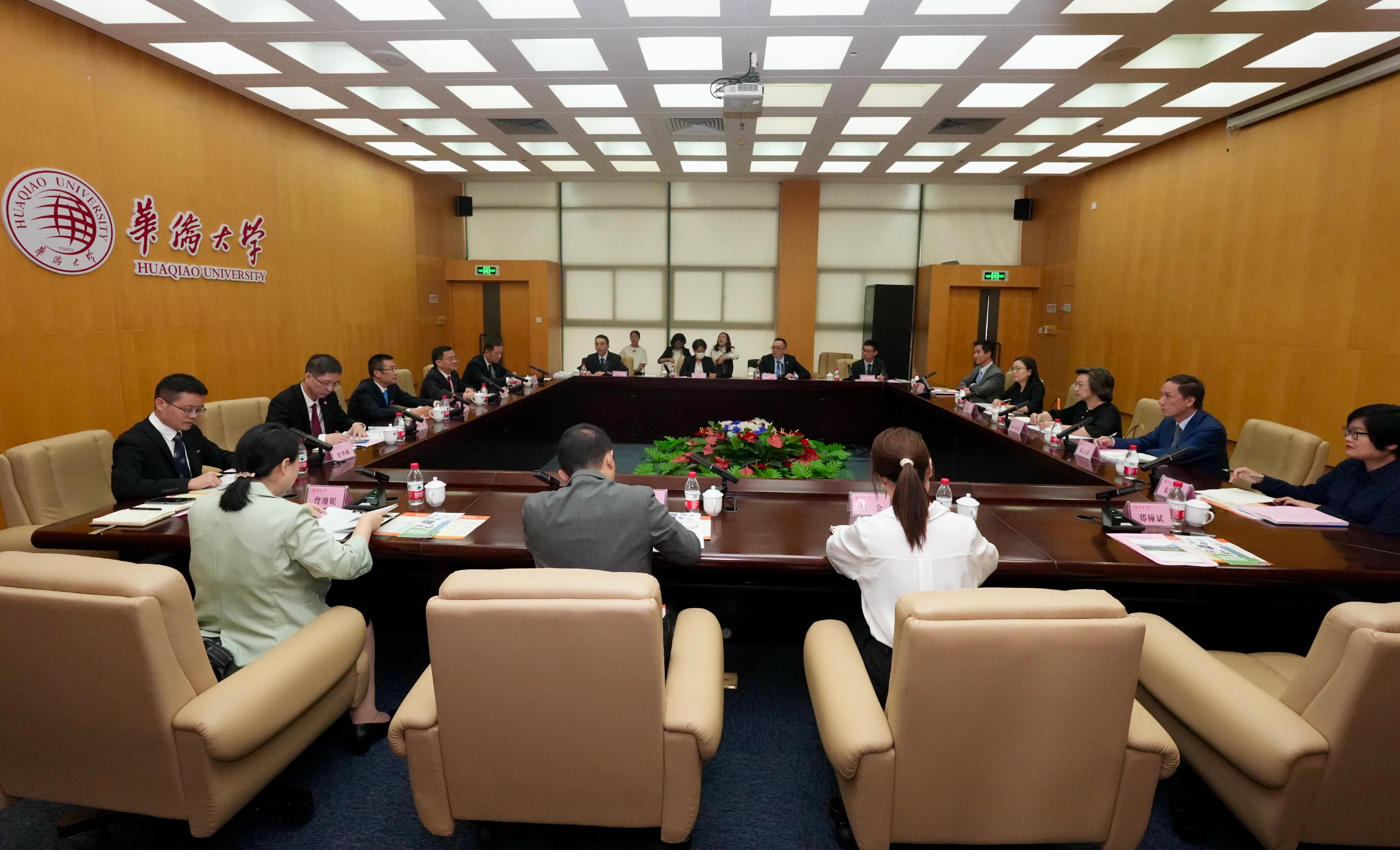 The Secretary for the Civil Service, Mrs Ingrid Yeung (third right), today (September 7) met and exchanged views with the President of Huaqiao University, Mr Wu Jianping (third left), and university staff in charge of student affairs at the Xiamen campus of the university in Fujian Province.