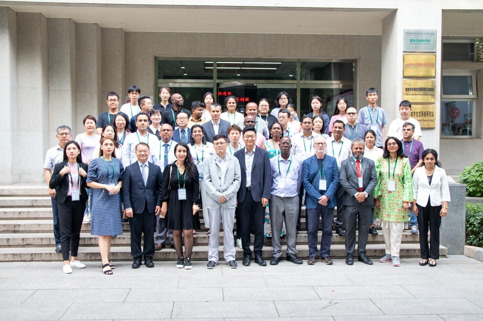The Director of Environmental Protection, Dr Samuel Chui, today (September 7) attended the International Symposium on Environmental Microbes of Health Concern held under the Belt and Road Initiative in Beijing and visited the Ministry of Ecology and Environment. Photo shows Dr Chui (front row, third left) with international experts and representatives from Belt and Road countries who attended the international symposium.