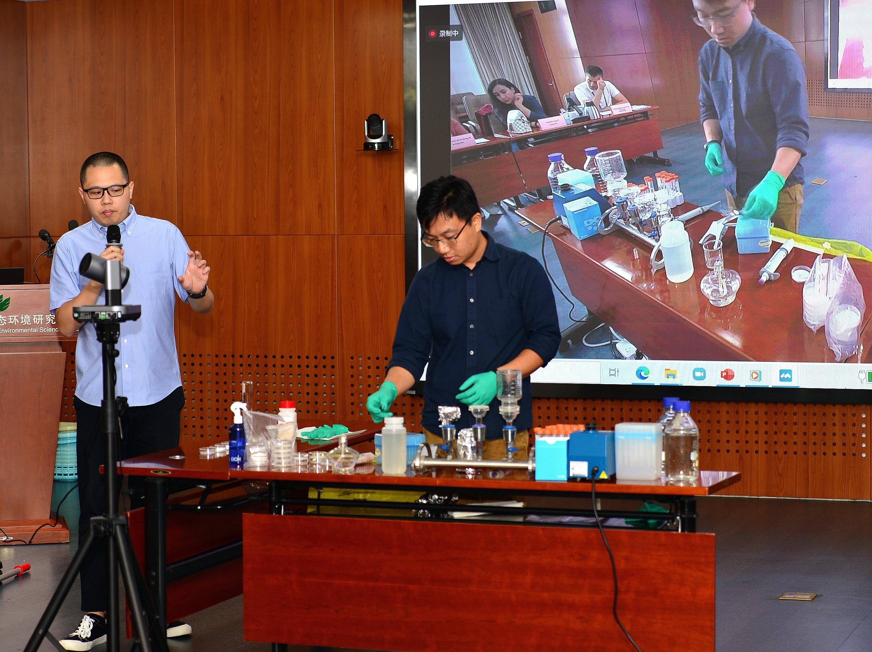 The Director of Environmental Protection, Dr Samuel Chui, today (September 7) attended the International Symposium on Environmental Microbes of Health Concern held under the Belt and Road Initiative in Beijing and visited the Ministry of Ecology and Environment. Photo shows Environmental Protection Department staff who joined the delegation providing demonstration and training on the collection, pre-treatment and analysis of water samples at the symposium.