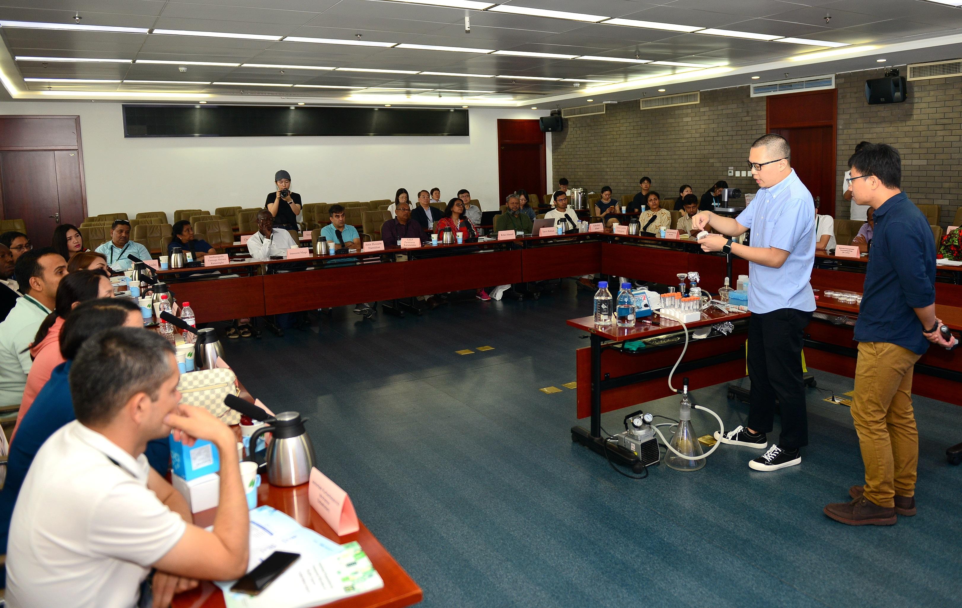 The Director of Environmental Protection, Dr Samuel Chui, today (September 7) attended the International Symposium on Environmental Microbes of Health Concern held under the Belt and Road Initiative in Beijing and visited the Ministry of Ecology and Environment. Photo shows Environmental Protection Department staff who joined the delegation providing demonstration and training on the collection, pre-treatment and analysis of water samples at the symposium.