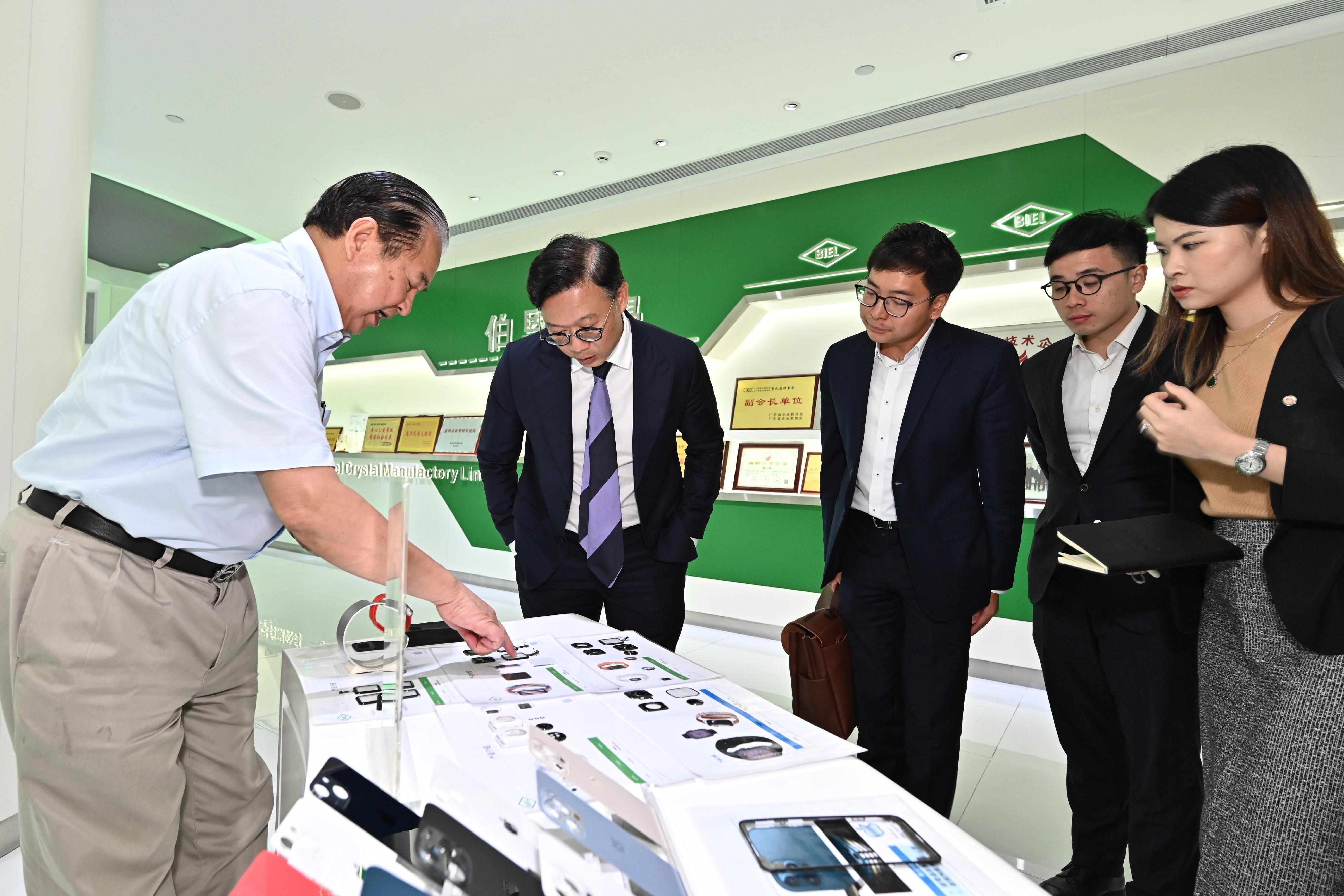 The Deputy Secretary for Justice, Mr Cheung Kwok-kwan, led a delegation comprising young lawyers and law students to visit Biel Crystal's Science and Technology Park in Huizhou today (September 7). Photo shows Mr Cheung (second left) and members of the delegation being briefed on the latest research and development on touch screen technology.
