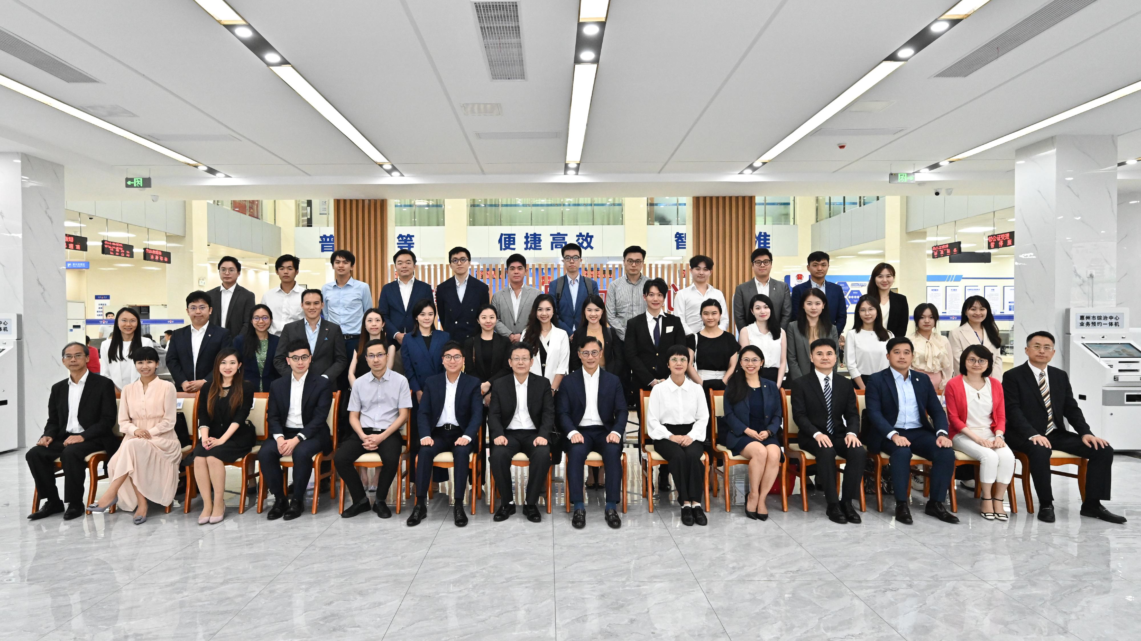 The Deputy Secretary for Justice, Mr Cheung Kwok-kwan, led a delegation comprising young lawyers and law students to call on the Huizhou Municipal People's Government today (September 7). Photo shows Mr Cheung (front row, seventh right), Vice Mayor of Huizhou Municipal People's Government Mr Yu Jialiang (front row, seventh left), and other members of the delegation at the Public Legal Service Center of Huizhou.
