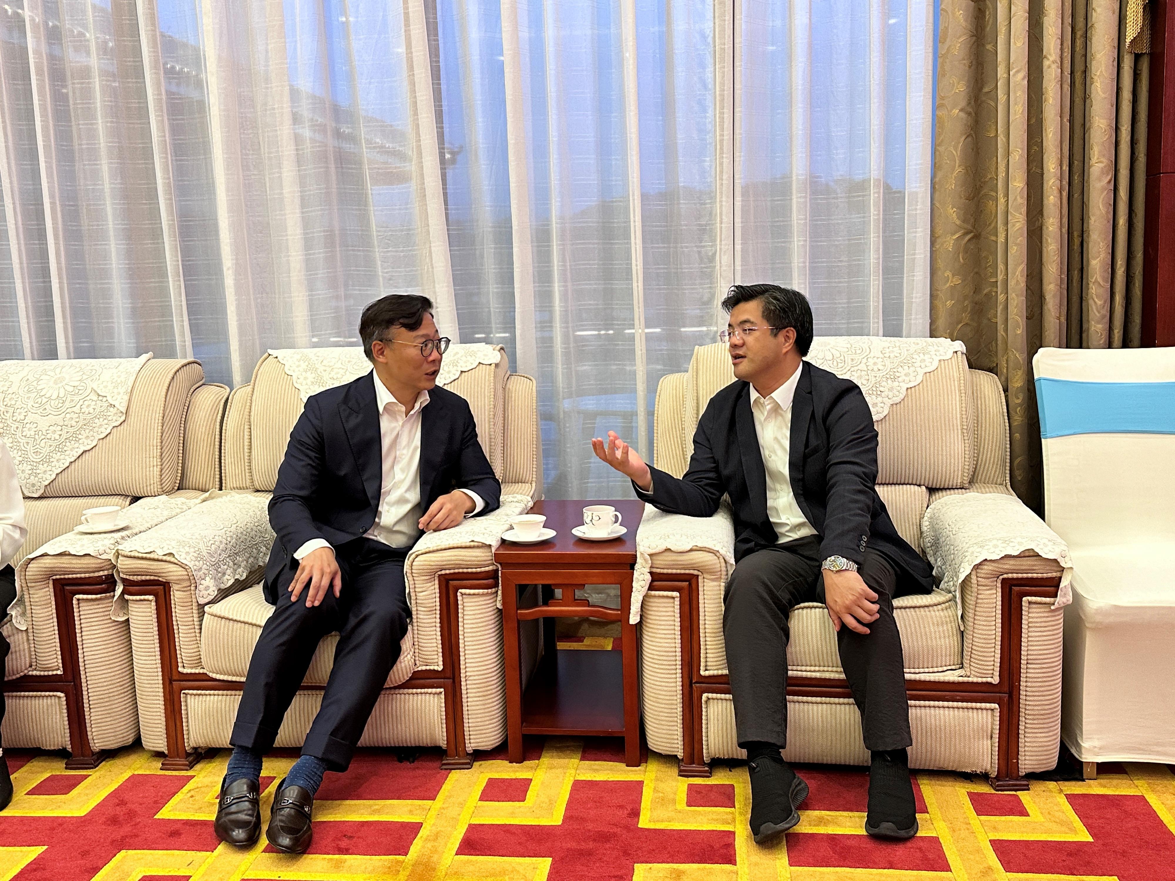 律政司副司长张国钧（左）率领青年法律业界代表团今日（九月七日）与惠州市委常委、市委统战部部长赖建华（右）会面。