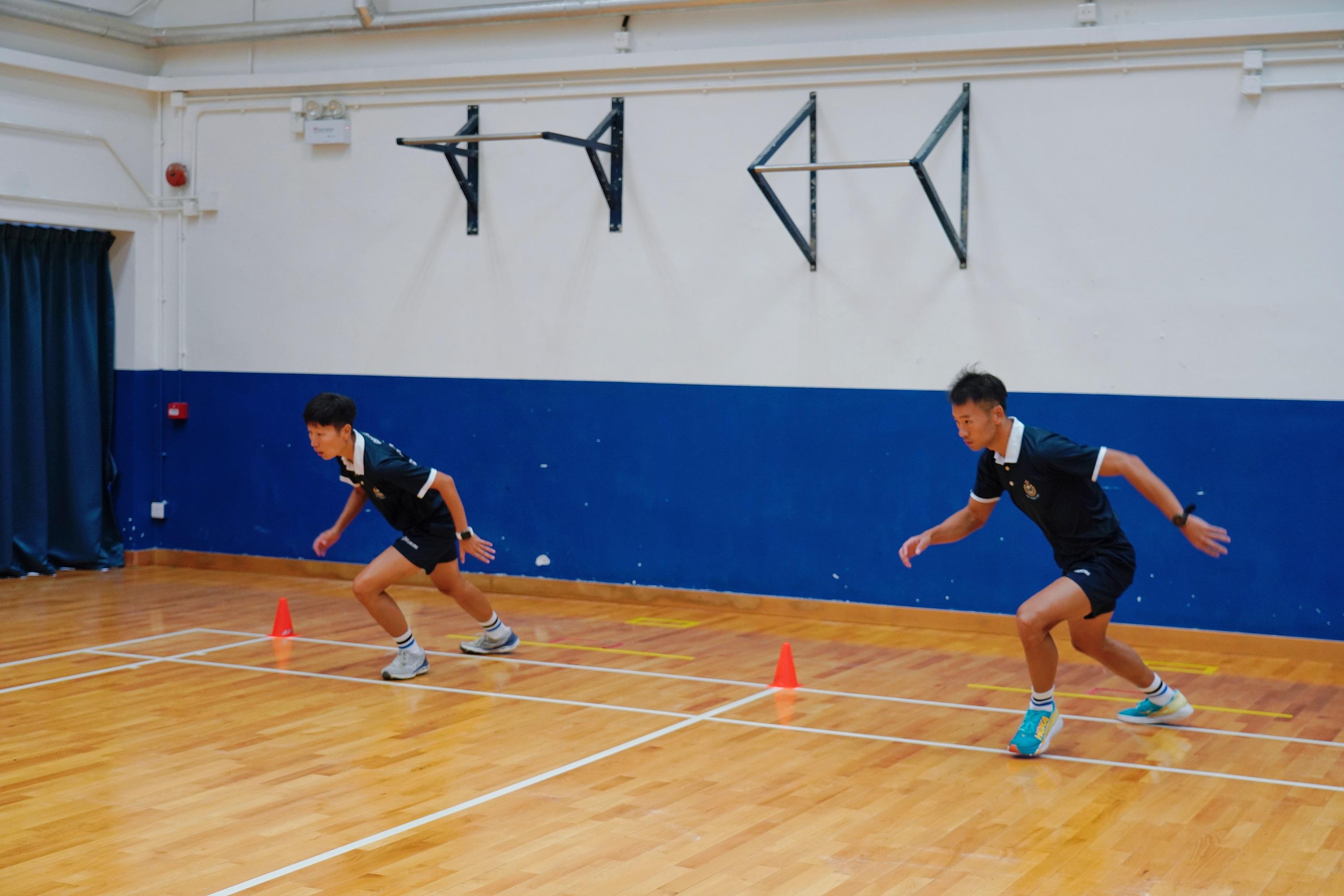 The Hong Kong Police Force announced today (September 8) the revision of Physical Fitness Test for recruitment. Photo shows police officers demonstrating the modified 4x10m shuttle run, which using feet instead of hands to touch the line mark when turning around.
