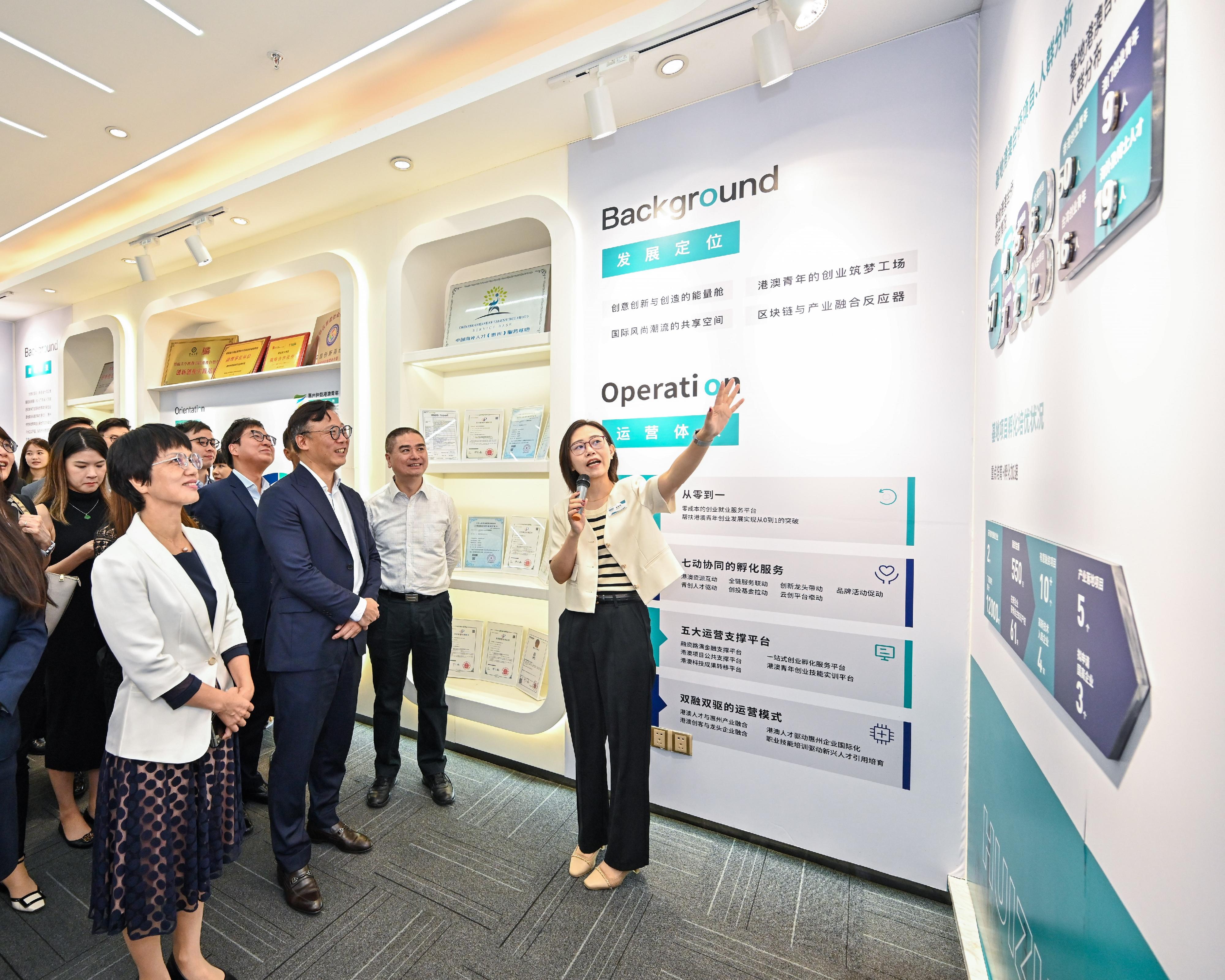 The Deputy Secretary for Justice, Mr Cheung Kwok-kwan (third right), leading a delegation comprising young lawyers and law students, today (September 8) visited the Huizhou Zhongkai Hong Kong-Macao Youth Entrepreneurship Base.