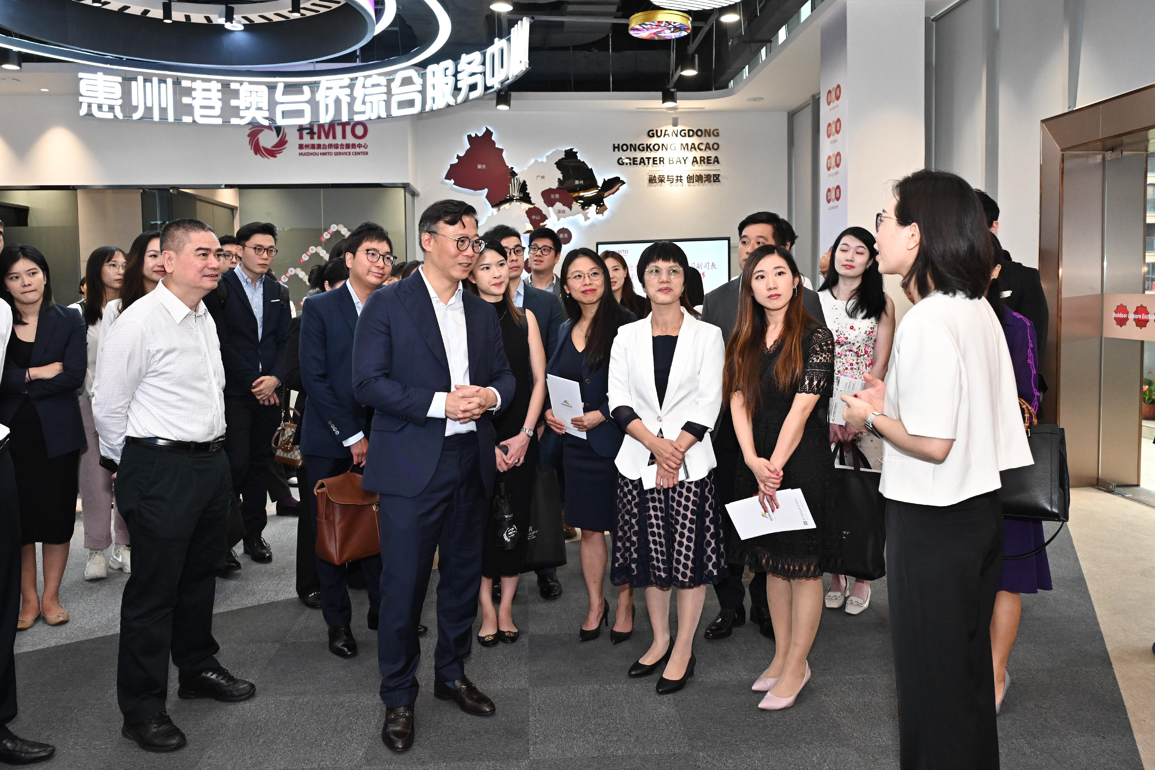 The Deputy Secretary for Justice, Mr Cheung Kwok-kwan, leading a delegation comprising young lawyers and law students, today (September 8) visited the Huizhou Zhongkai Hong Kong-Macao Youth Entrepreneurship Base. Photo shows Mr Cheung (centre) and the delegation being briefed on the relevant services.

