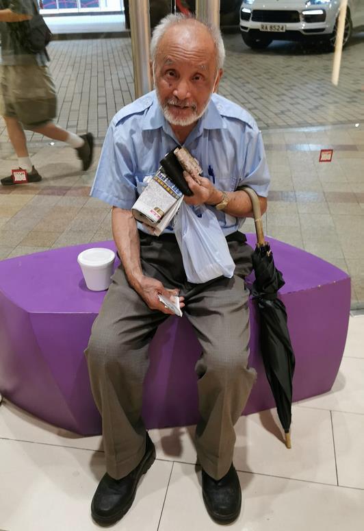 Hau Tak-yau, aged 83, is about 1.6 metres tall, 50 kilograms in weight and of thin build. He has a pointed face with yellow complexion and short white straight hair. He was last seen wearing a blue short-sleeved shirt, checkered shorts, slippers and carrying a dark-coloured umbrella.