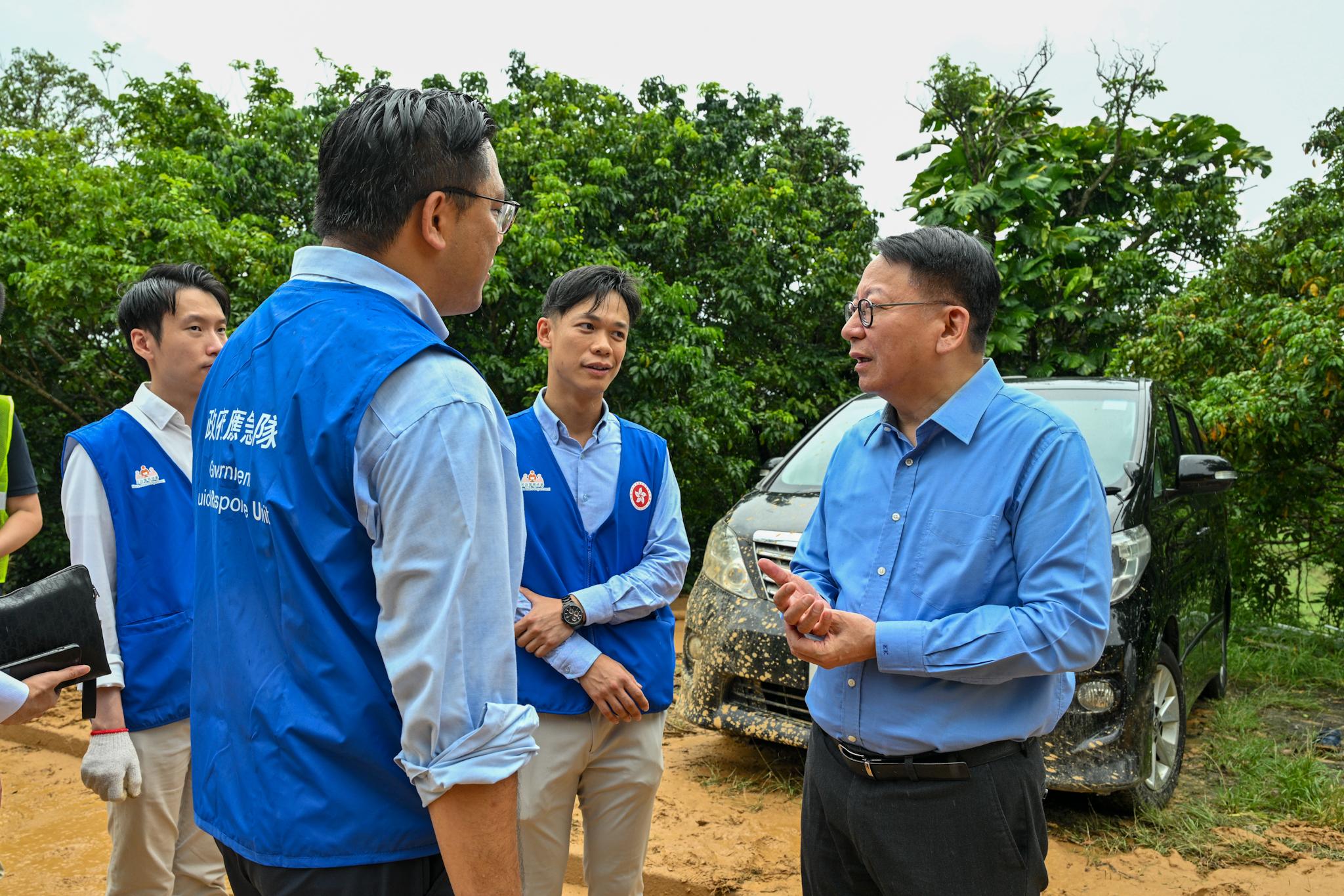 The Chief Executive, Mr John Lee, announced the activation of the mobilisation protocol for civil servants to conduct at full steam the relief work following extensive flooding caused by torrential rain brought by low pressure associated with remnants of Haikui. The Chief Secretary for Administration, Mr Chan Kwok-ki (first right), accompanied by the Under Secretary for Home and Youth Affairs, Mr Clarence Leung (second left), arrived at Lo Wu Station Road to learn about the work done by supporting members today (September 9).