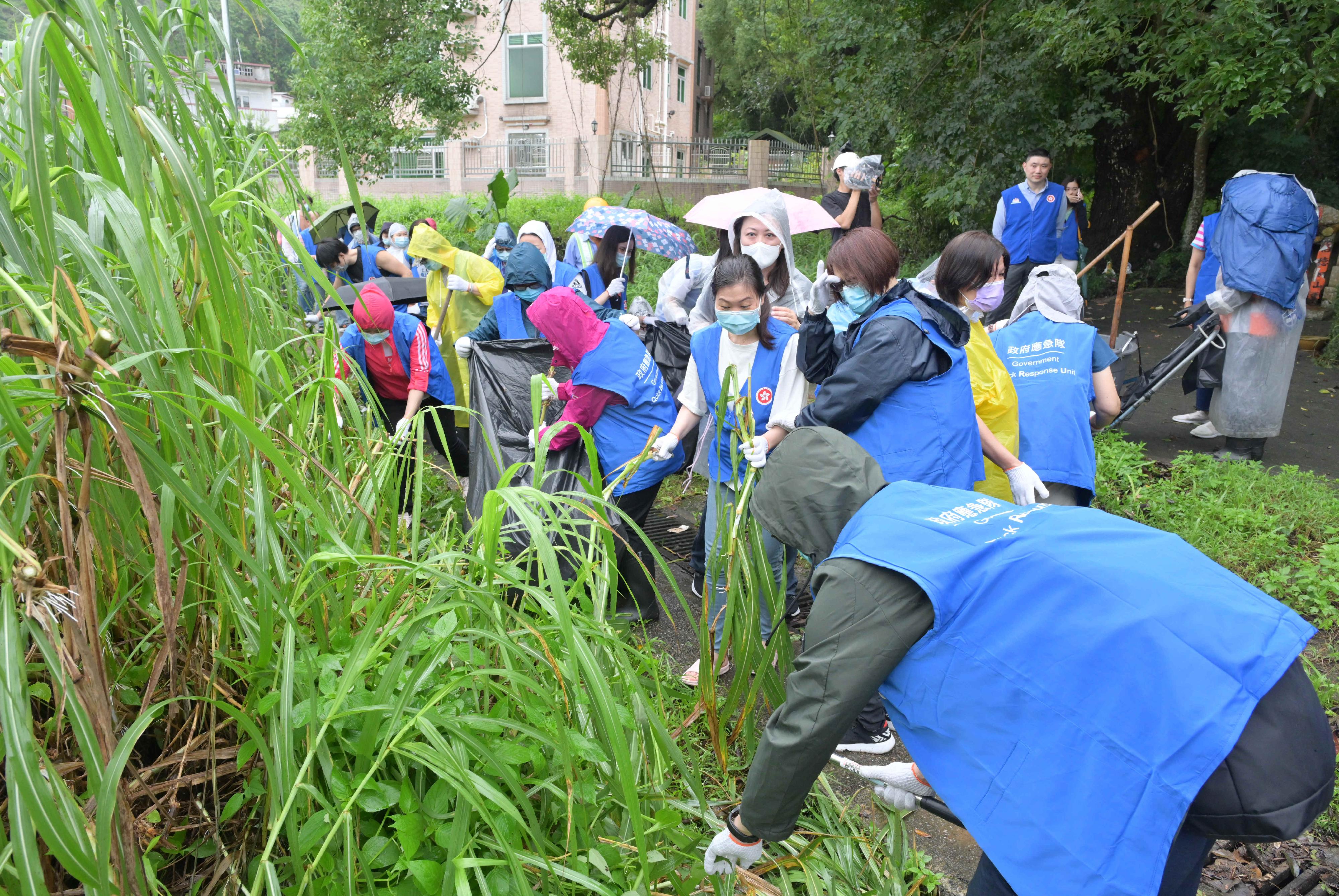 The Chief Executive, Mr John Lee, announced the activation of the mobilisation protocol for civil servants to conduct at full steam the relief work following extensive flooding caused by torrential rain brought by low pressure associated with remnants of Haikui. Photo shows supporting members carrying out clean-up work at Ma Mei Ha in Fanling today (September 9).