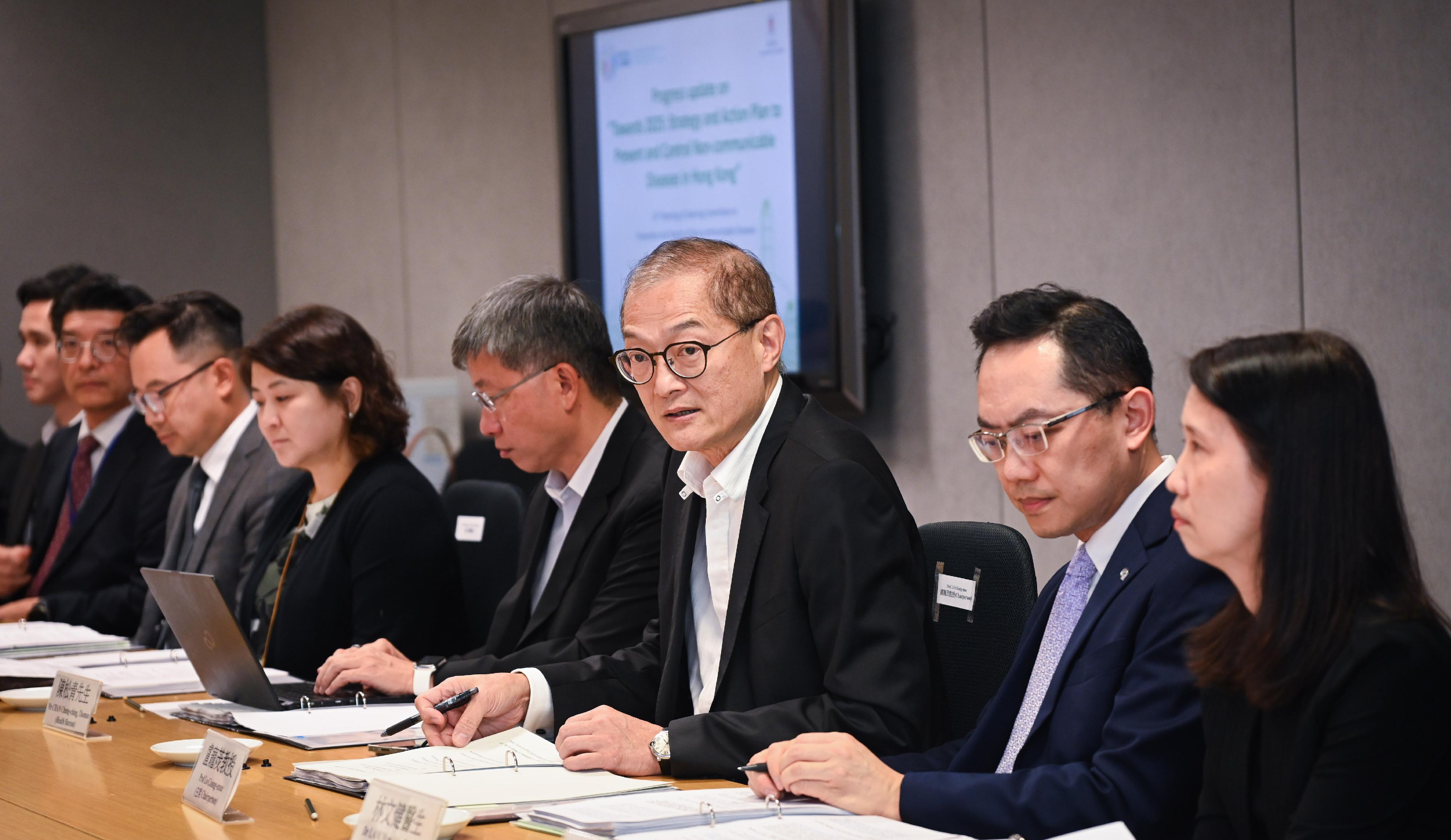 The Secretary for Health, Professor Lo Chung-mau (third right), chairs the 14th meeting of the Steering Committee on Prevention and Control of Non-Communicable Diseases today (September 11).