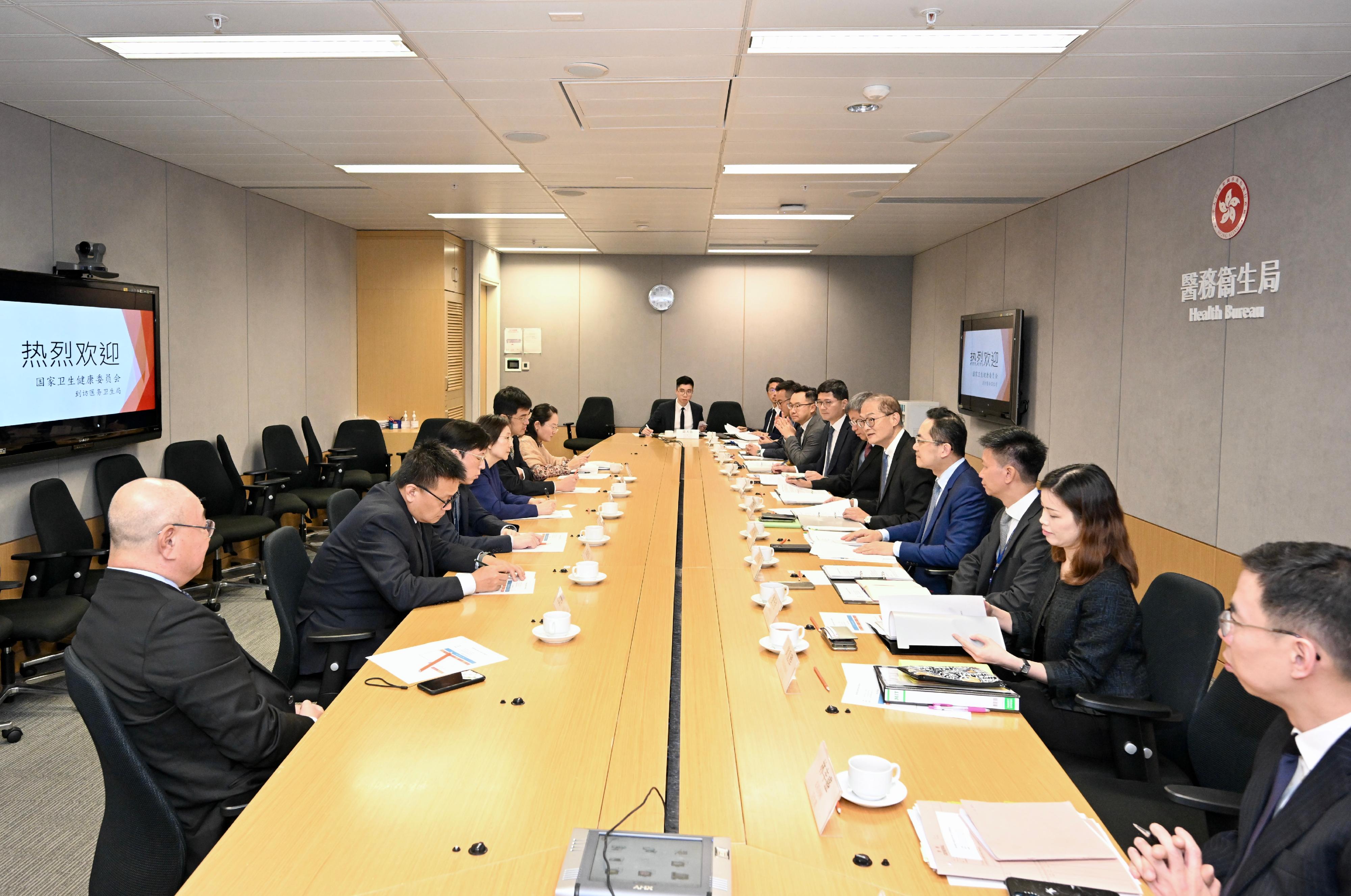 醫務衞生局（醫衞局）局長盧寵茂教授（右五）今日（九月十二日）與國家衞生健康委員會港澳台辦公室主任張揚（左四）率領的代表團舉行會議。醫衞局常任秘書長陳松青（右六）、衞生署署長林文健醫生（右四）和醫院管理局行政總裁高拔陞醫生（右七）亦有出席。