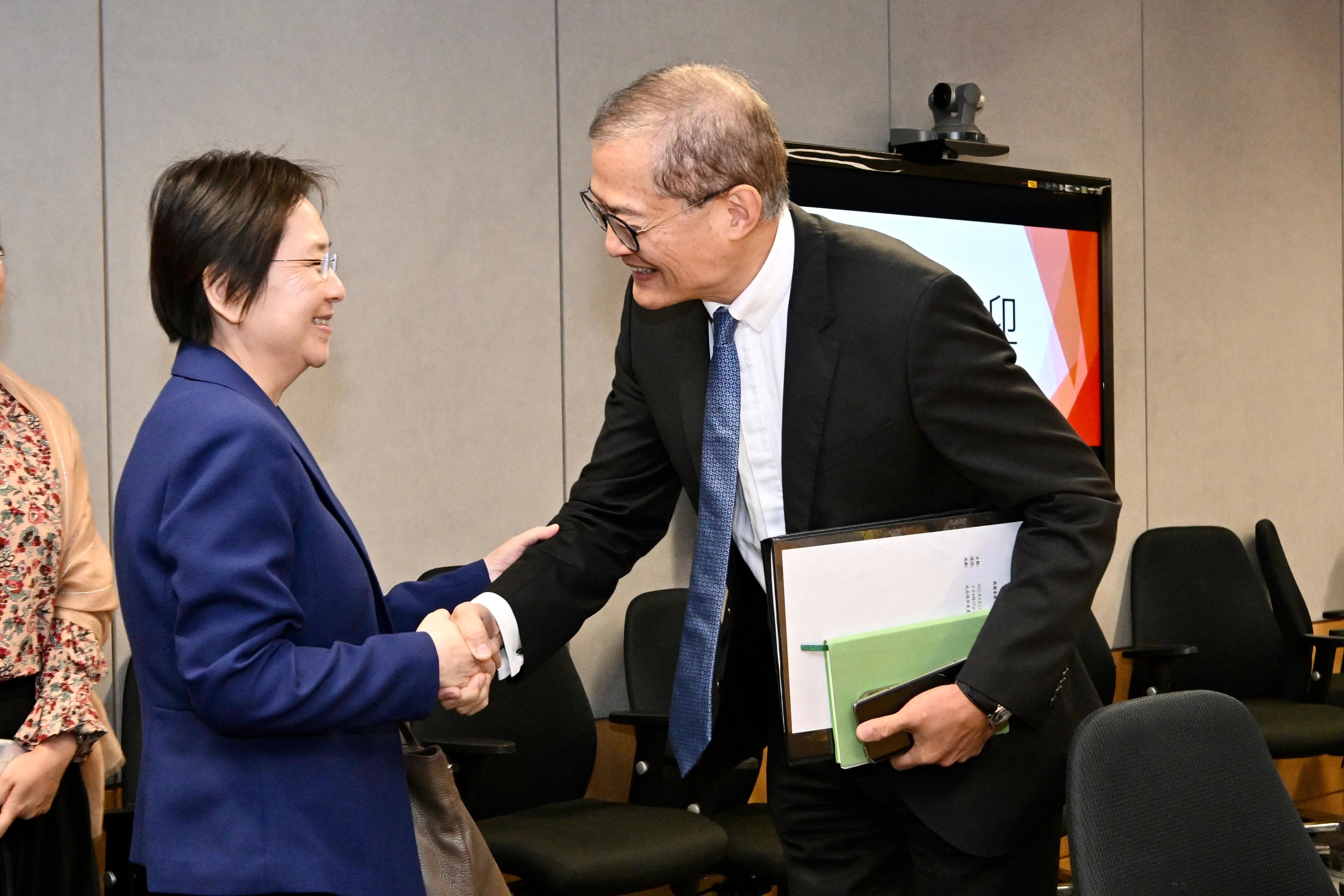 The Secretary for Health, Professor Lo Chung-mau (right), welcomes the Director General of the Office of Hong Kong, Macao and Taiwan Affairs of the National Health Commission, Ms Zhang Yang (left), and her delegation at the Central Government Offices today (September 12), followed by a meeting to exchange views on deepening medical co-operation between the Mainland and the Hong Kong Special Administrative Region.