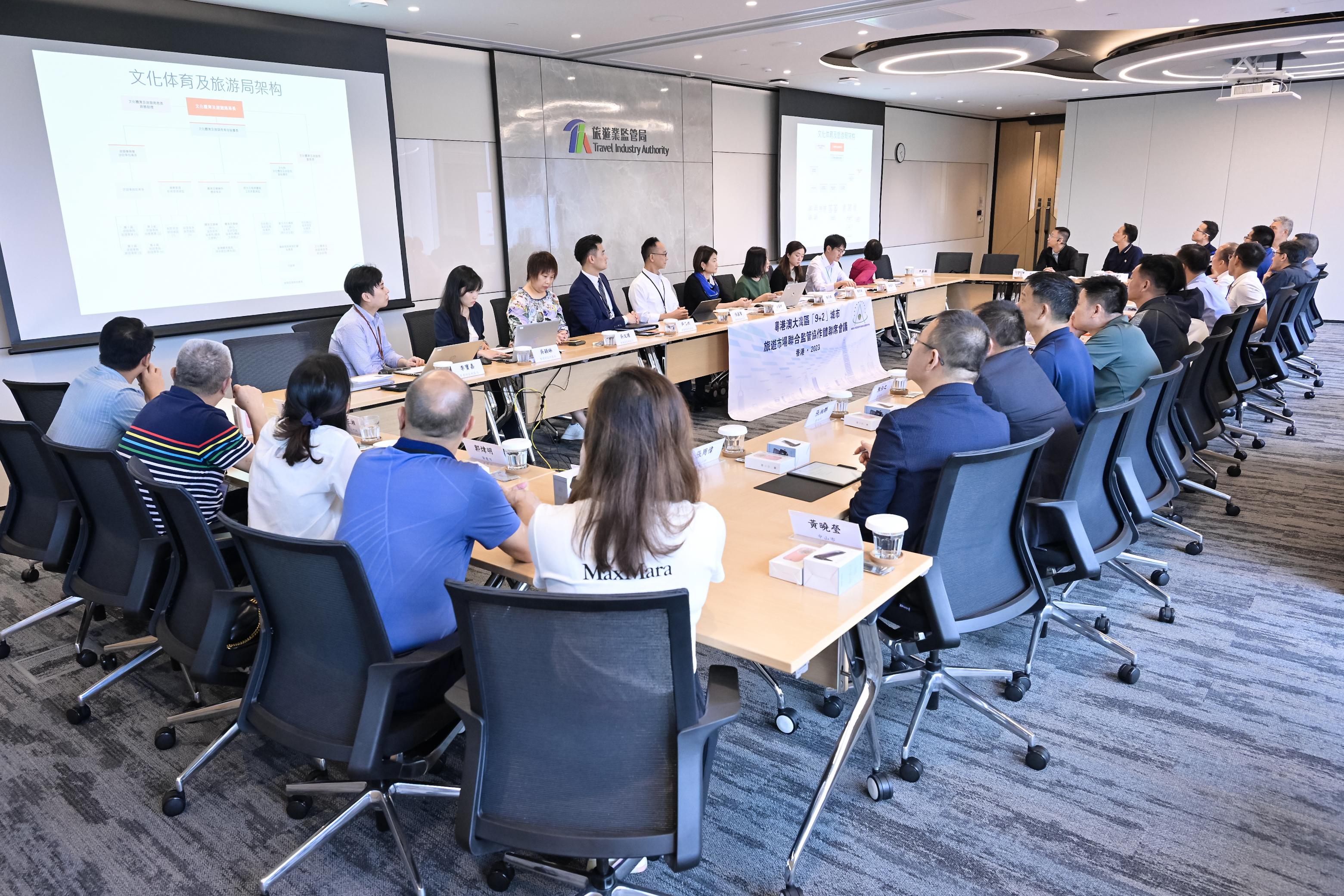 The exchange meetings of the Joint Regulatory Alliance of the Tourism Market of 9+2 Cities in the Guangdong-Hong Kong-Macao Greater Bay Area (JRA) were held for two days in Hong Kong. Photo shows the representatives of the JRA visiting the Travel Industry Authority yesterday (September 11).