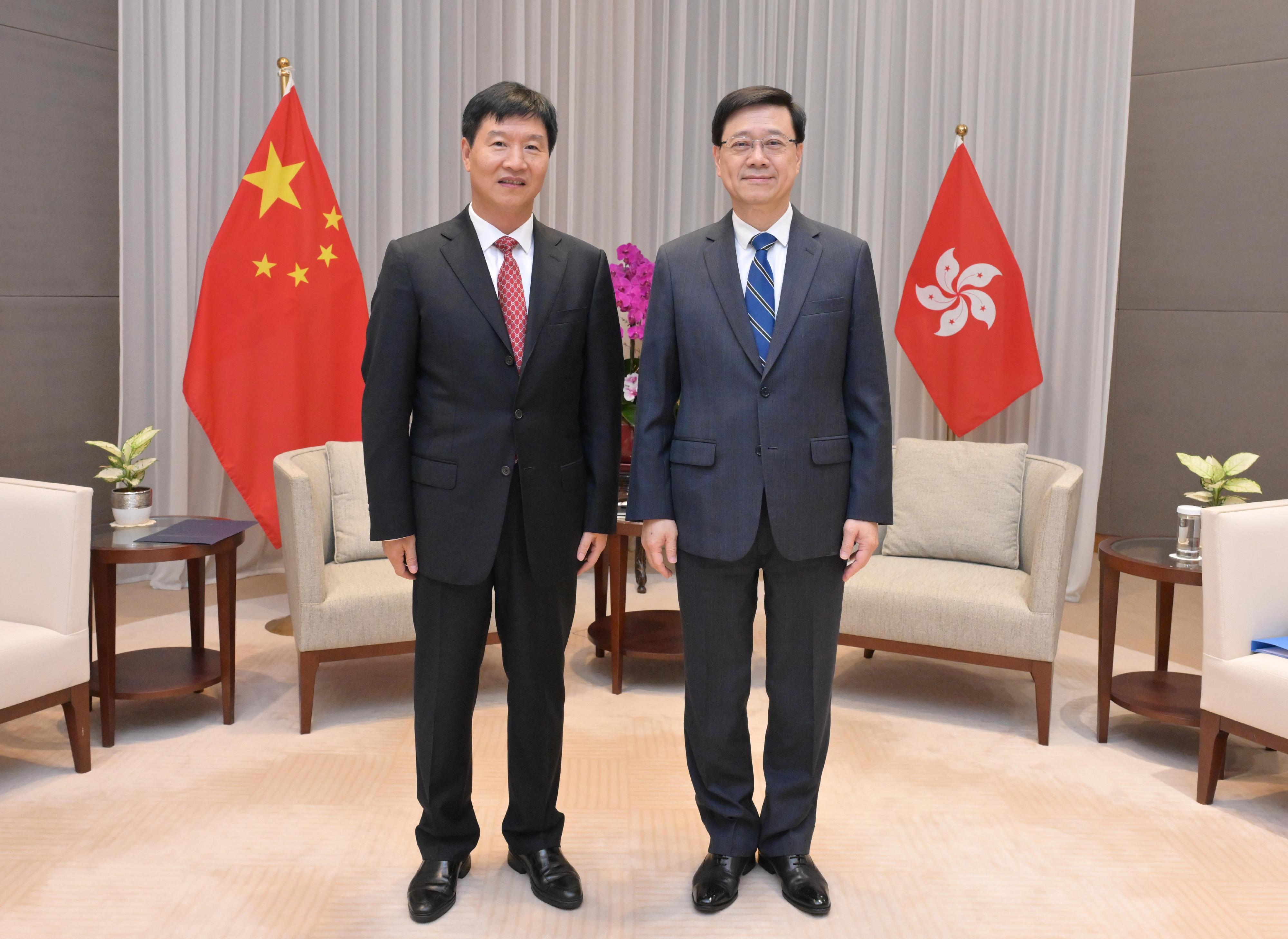 The Chief Executive, Mr John Lee (right), meets the Governor of Hainan Province, Mr Liu Xiaoming (left), today (September 12).