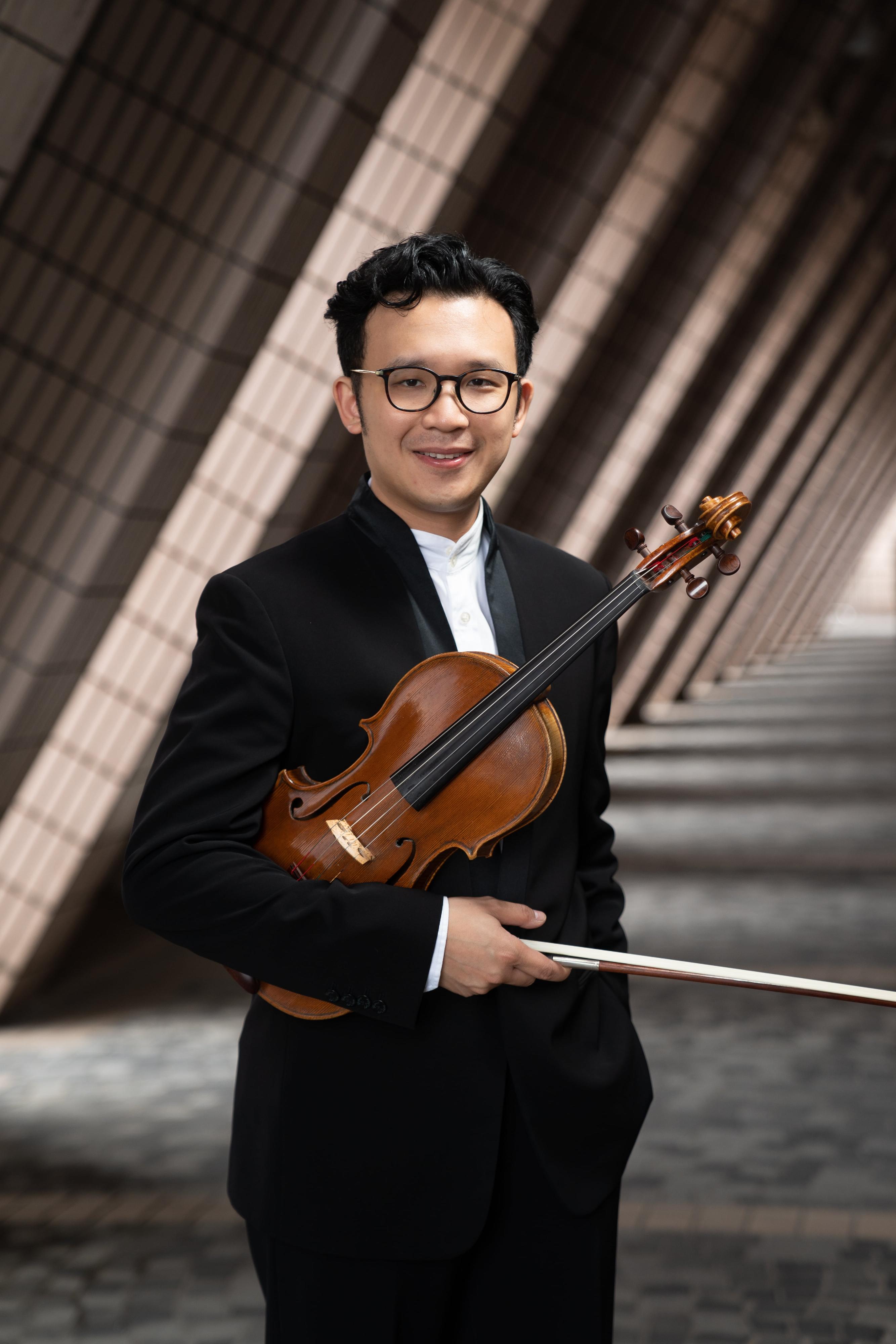康樂及文化事務署十月初呈獻《古典•今作》演奏會。圖為小提琴家凌顯祐。
