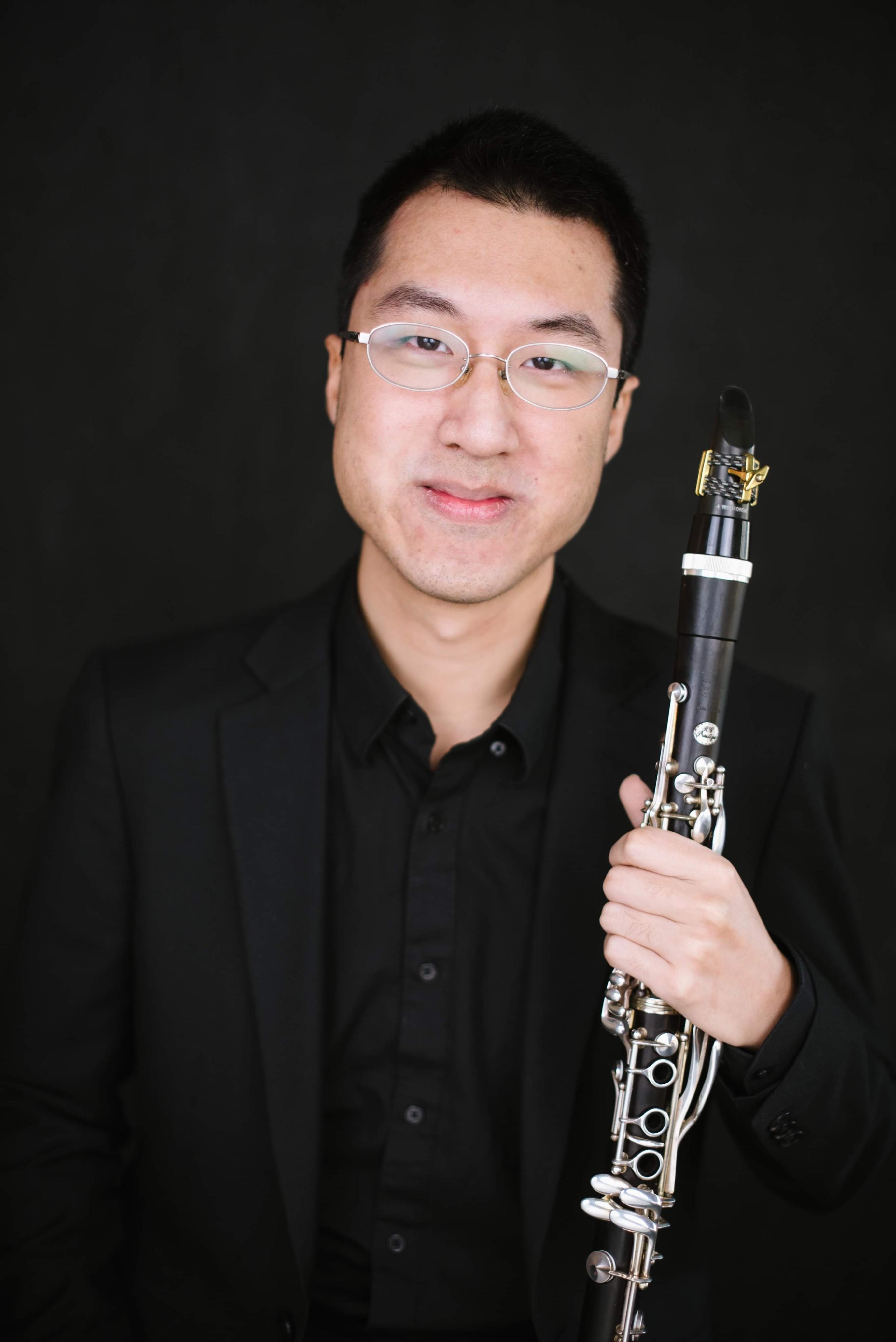 康乐及文化事务署十月初呈献《古典•今作》演奏会。图为单簧管演奏家温伟圻。