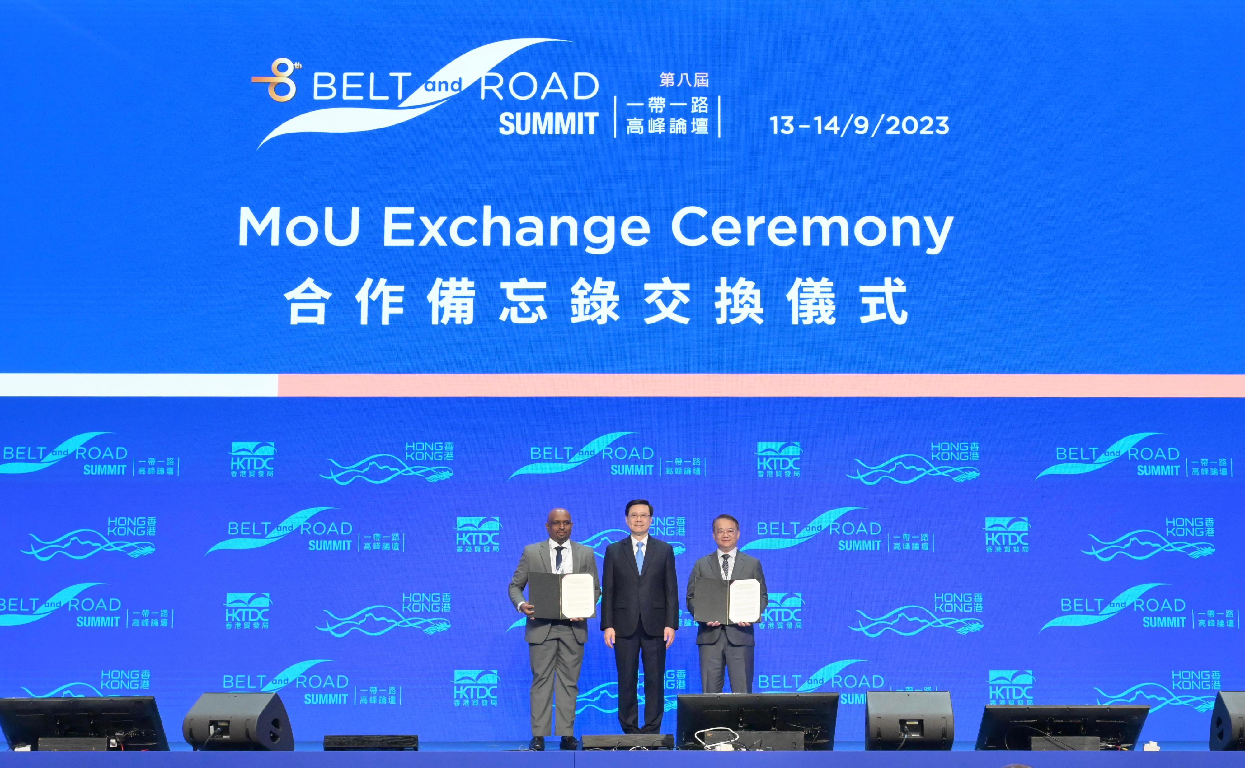 The Chief Executive, Mr John Lee, attended the eighth Belt and Road Summit today (September 13).  Photo shows Mr Lee (centre) witnessing the Director of Environmental Protection, Dr Samuel Chui (right), exchanging the Memorandum of Understanding with the representative from the Central Environmental Authority of Sri Lanka.