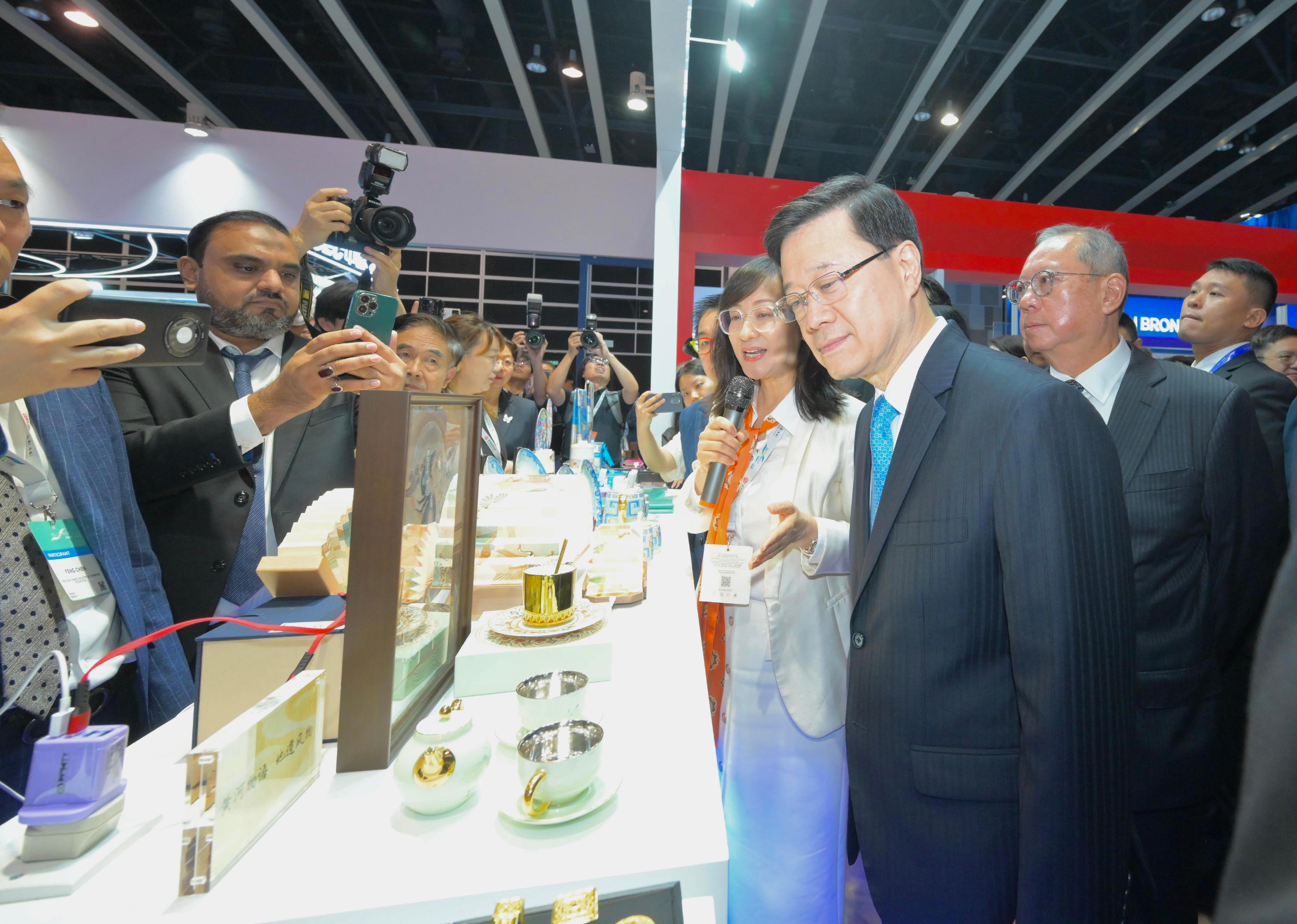 The Chief Executive, Mr John Lee, attended the eighth Belt and Road Summit today (September 13).  Photo shows Mr Lee touring the exhibition at the forum. 
