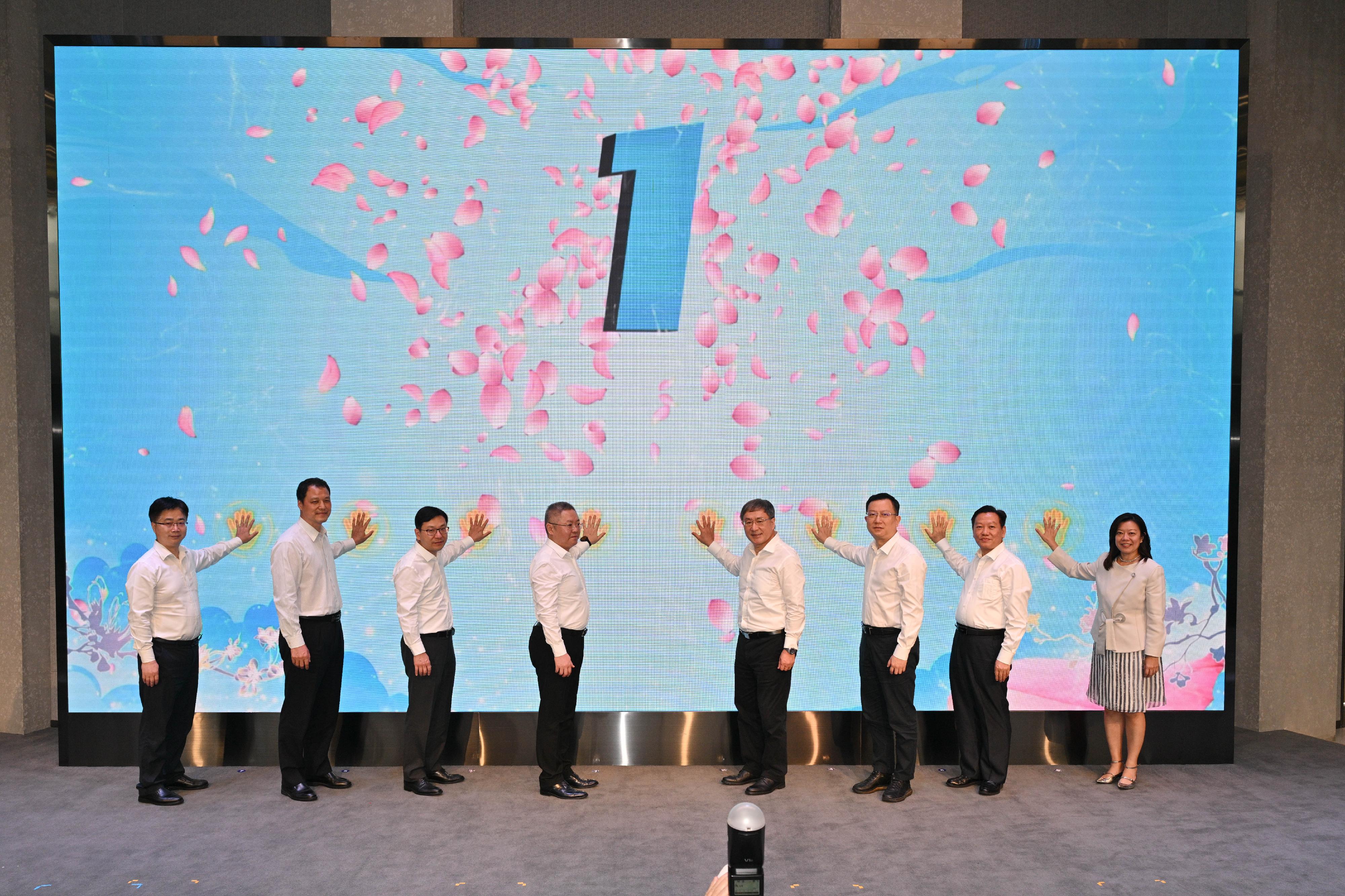 The Deputy Chief Secretary for Administration, Mr Cheuk Wing-hing, attended the Welcoming Ceremony for Young People employed under the Greater Bay Area Youth Employment Scheme in Guangzhou today (September 13). Photo shows Mr Cheuk (fourth right); Deputy Secretary General of People’s Government of Guangdong Province Mr Sun Zhe (fourth left); the Director-General of the Human Resources and Social Security Department of Guangdong Province, Mr Du Minqi (third right); the Secretary for Labour and Welfare, Mr Chris Sun (third left); and the Commissioner for Labour, Ms May Chan (first right), officiating at the lighting ceremony.