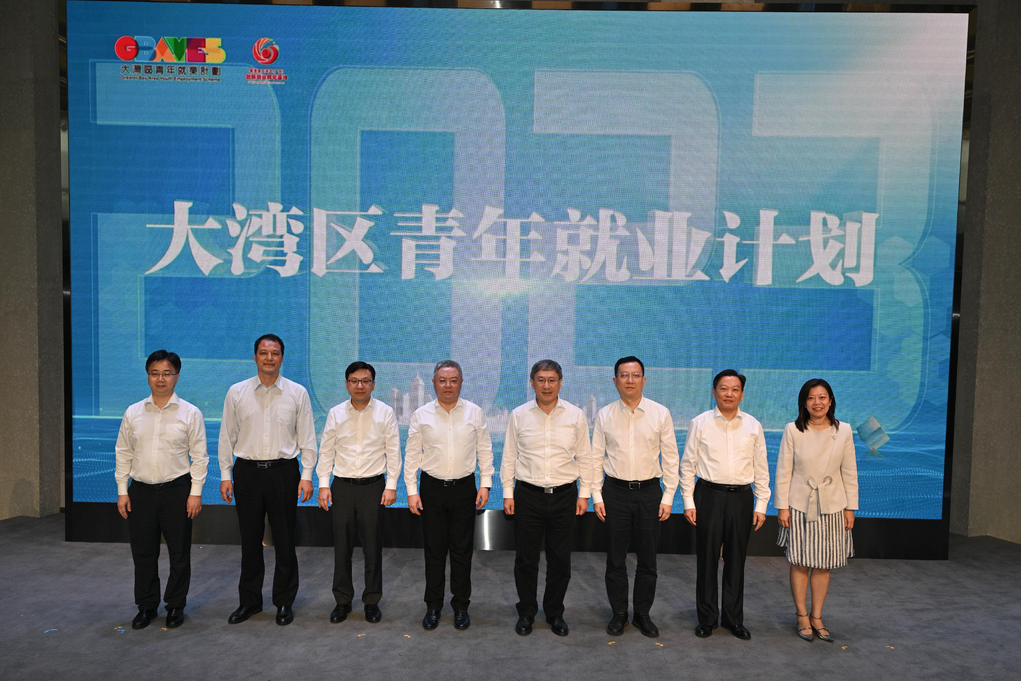 The Deputy Chief Secretary for Administration, Mr Cheuk Wing-hing, attended the Welcoming Ceremony for Young People employed under the Greater Bay Area Youth Employment Scheme in Guangzhou today (September 13). Photo shows Mr Cheuk (fourth right); Deputy Secretary General of People’s Government of Guangdong Province Mr Sun Zhe (fourth left); the Director-General of the Human Resources and Social Security Department of Guangdong Province, Mr Du Minqi (third right); the Secretary for Labour and Welfare, Mr Chris Sun (third left); and the Commissioner for Labour, Ms May Chan (first right), at the ceremony.