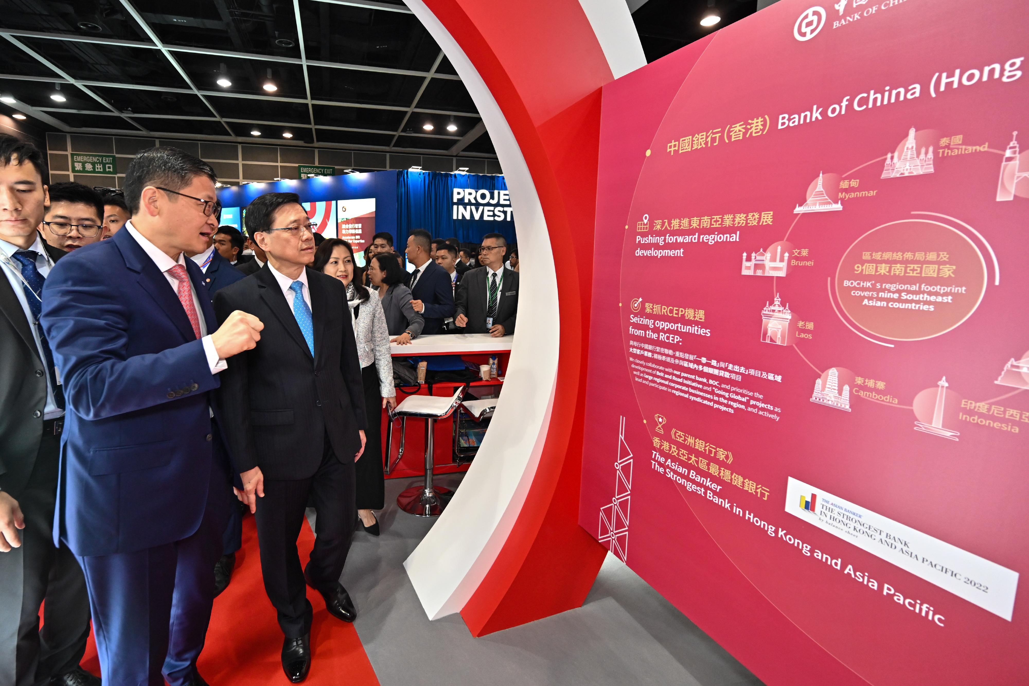 The Chief Executive, Mr John Lee, attended the eighth Belt and Road Summit today (September 13).  Photo shows Mr Lee touring the exhibition at the forum. 