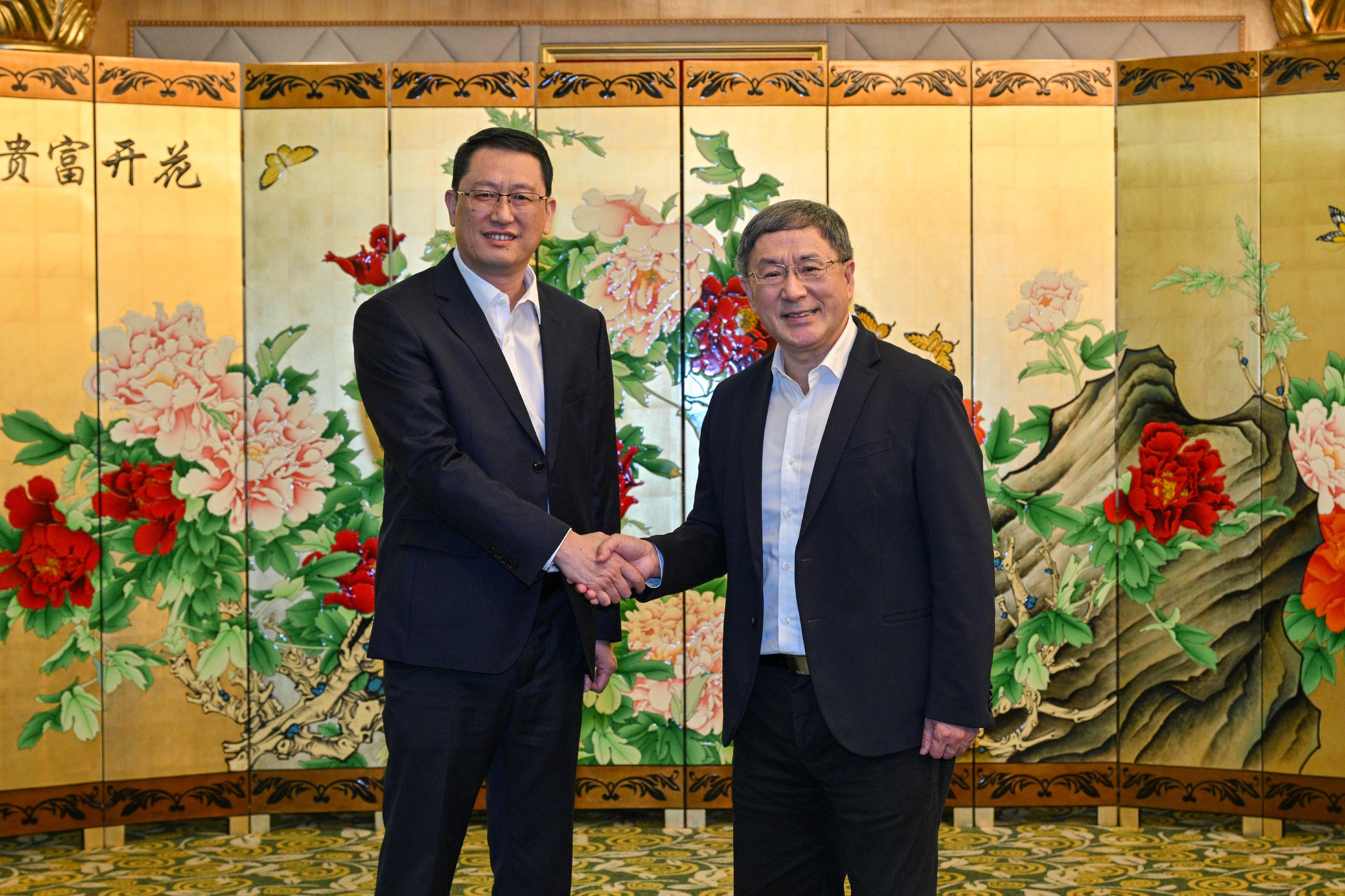 The Deputy Chief Secretary for Administration, Mr Cheuk Wing-hing (right), is pictured with member of the Standing Committee of the Communist Party of China (CPC) Guangzhou Municipal Committee and Secretary General of the CPC Guangzhou Municipal Committee, Mr Bian Liming (left), in Guangzhou today (September 13) before their lunch meeting.

