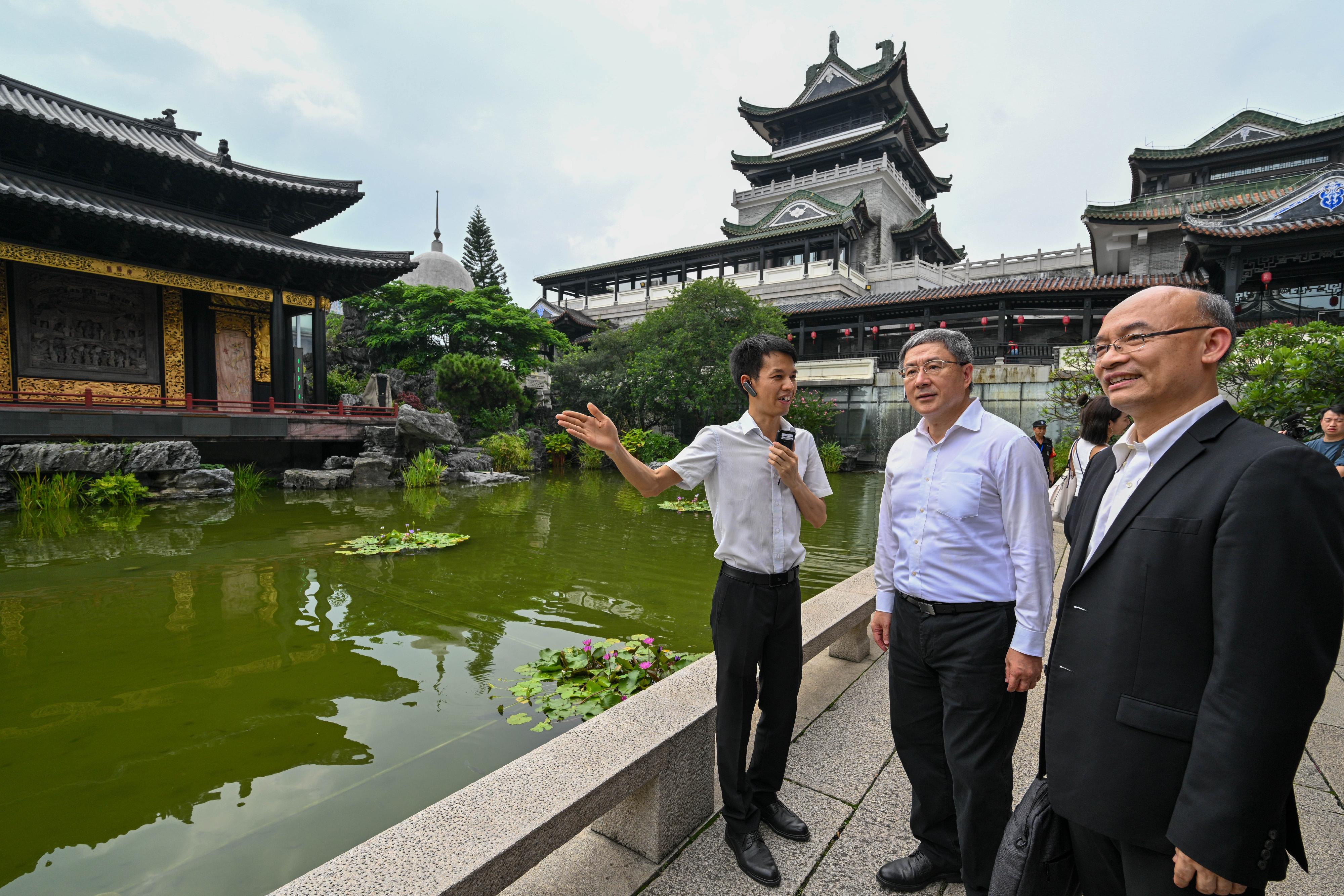 The Deputy Chief Secretary for Administration, Mr Cheuk Wing-hing (centre), visited the Cantonese Opera Art Museum in Guangzhou today (September 13) and received a briefing by museum staff on the development of Cantonese Opera.