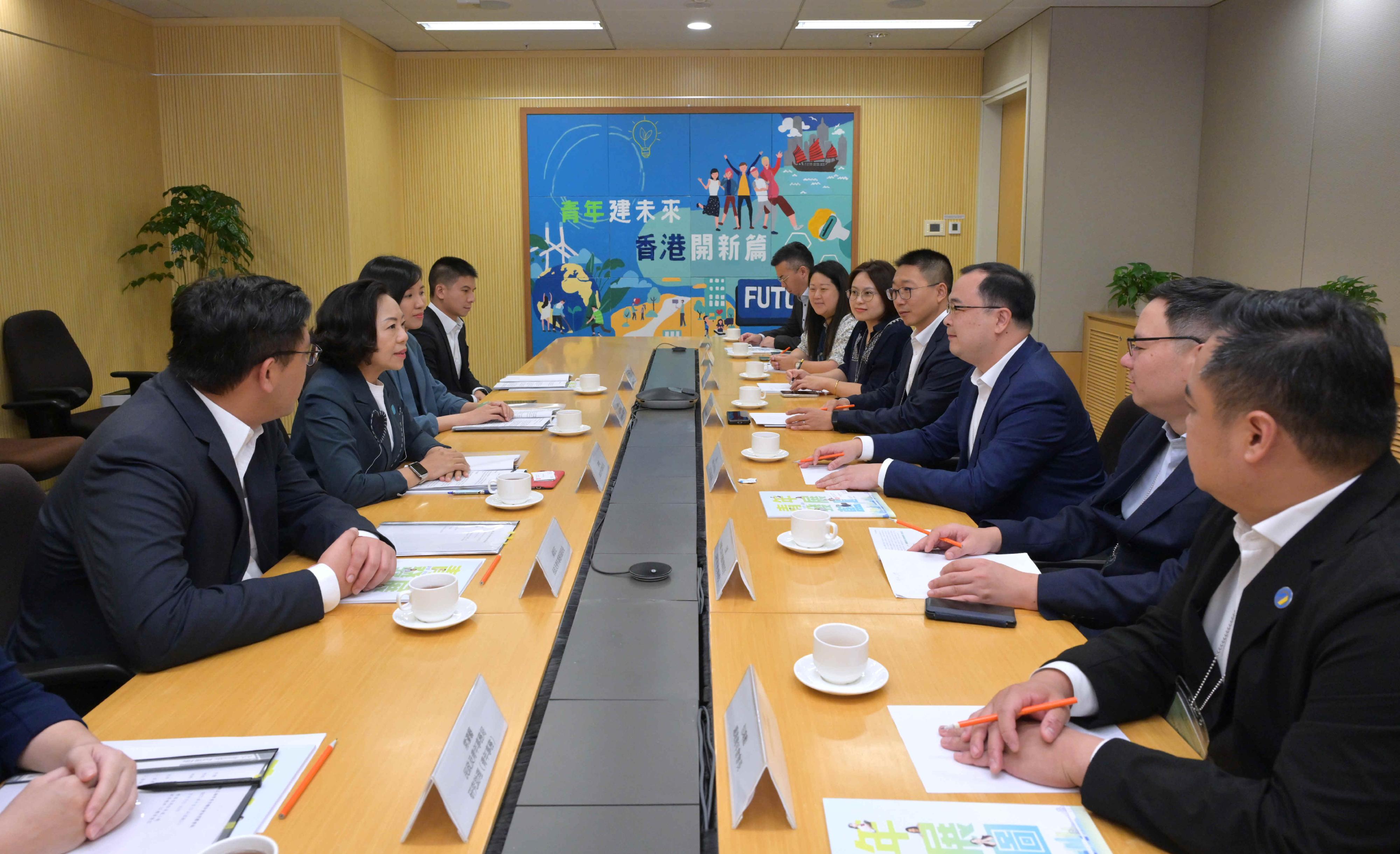 民政及青年事务局（民青局）局长麦美娟今日（九月十三日）与共青团上海市委员会副书记兼上海市青年联合会主席邬斌会面。图示麦美娟（左二）和民青局副局长梁宏正（左一）与邬斌（右三）及访问团成员会晤，讨论双方共同关注的议题。