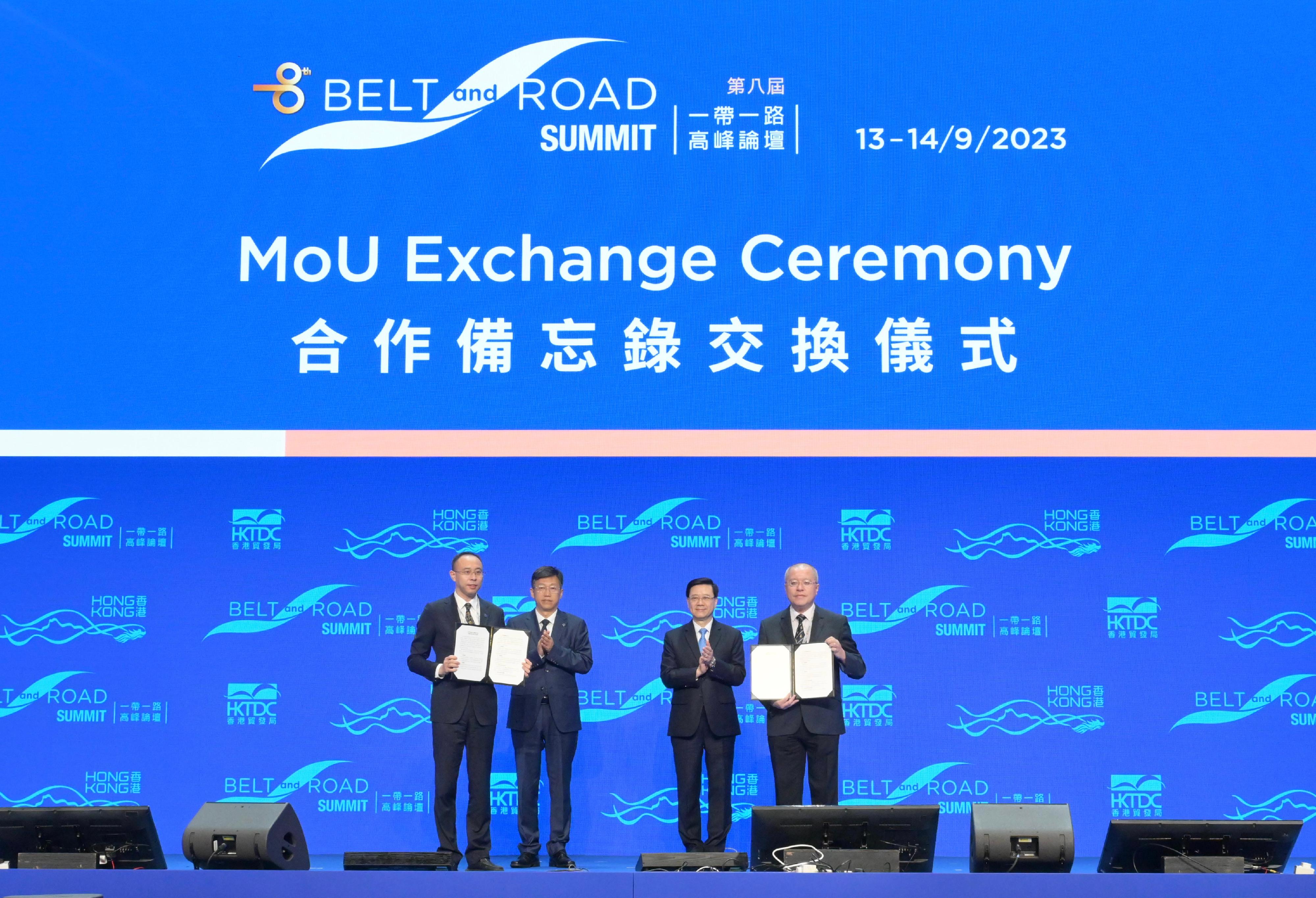 The Chief Executive, Mr John Lee, attended the eighth Belt and Road Summit today (September 13).  Photo shows Mr Lee (second right) witnessing the Director of the Hong Kong Observatory, Dr Chan Pak-wai (first right), exchanging the Memorandum of Understanding with the representatives from the China Meteorological Administration. 