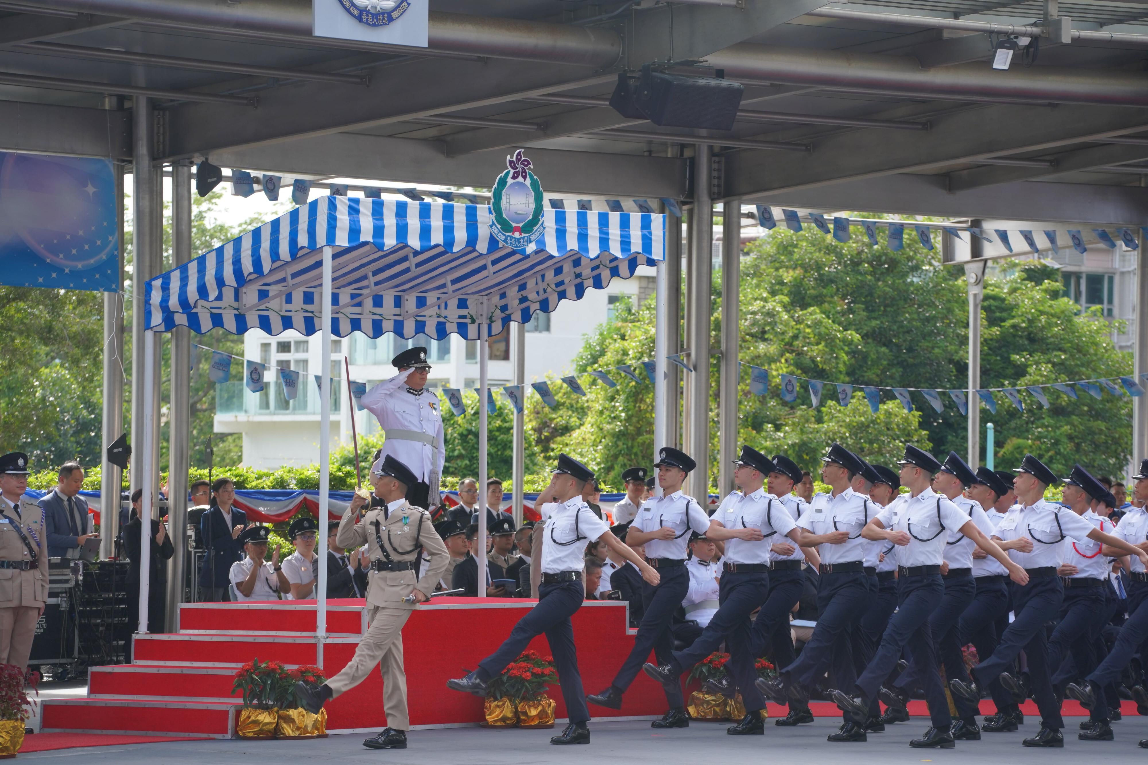 The Immigration Service Institute of Training and Development Passing-out Parade was held today (September 13). Photo shows passing-out officers goose-stepping past the dais in the Chinese-style footdrill performance.