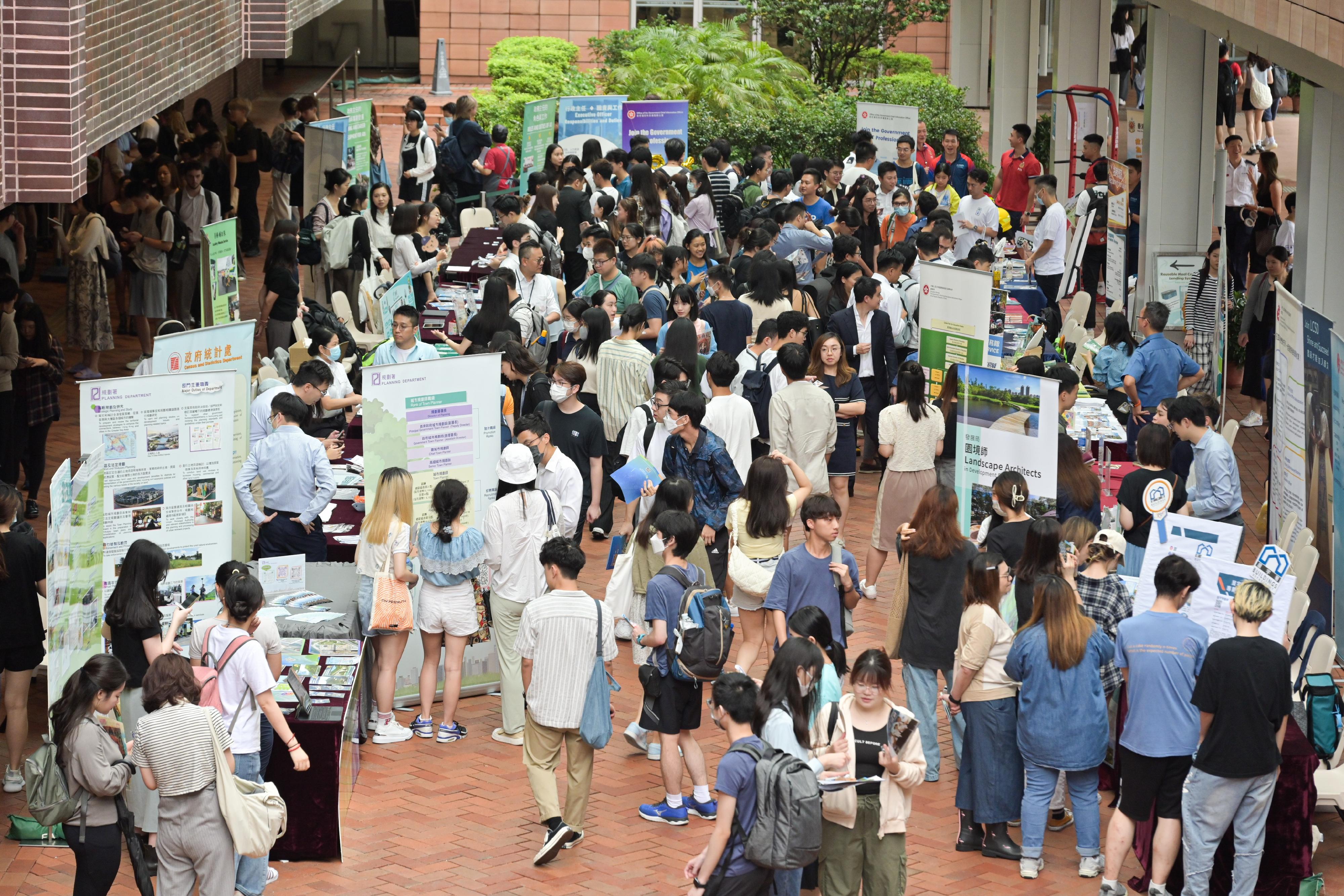 二十一個政策局和部門參與今日（九月十四日）在香港大學舉行的政府職位招聘展覽，讓同學可多認識政府不同職系的工作，考慮政府為他們提供的不同就業機會。