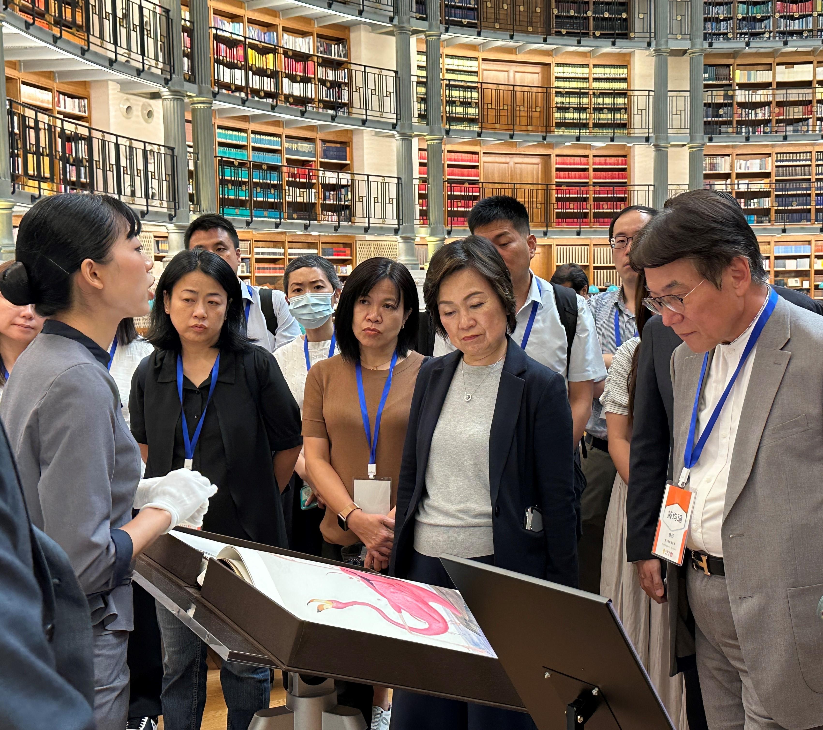 The Secretary for Education, Dr Choi Yuk-lin (fourth left), and a delegation from the education sector visited the library of the Huawei Ox Horn Campus in Dongguan yesterday (September 13).