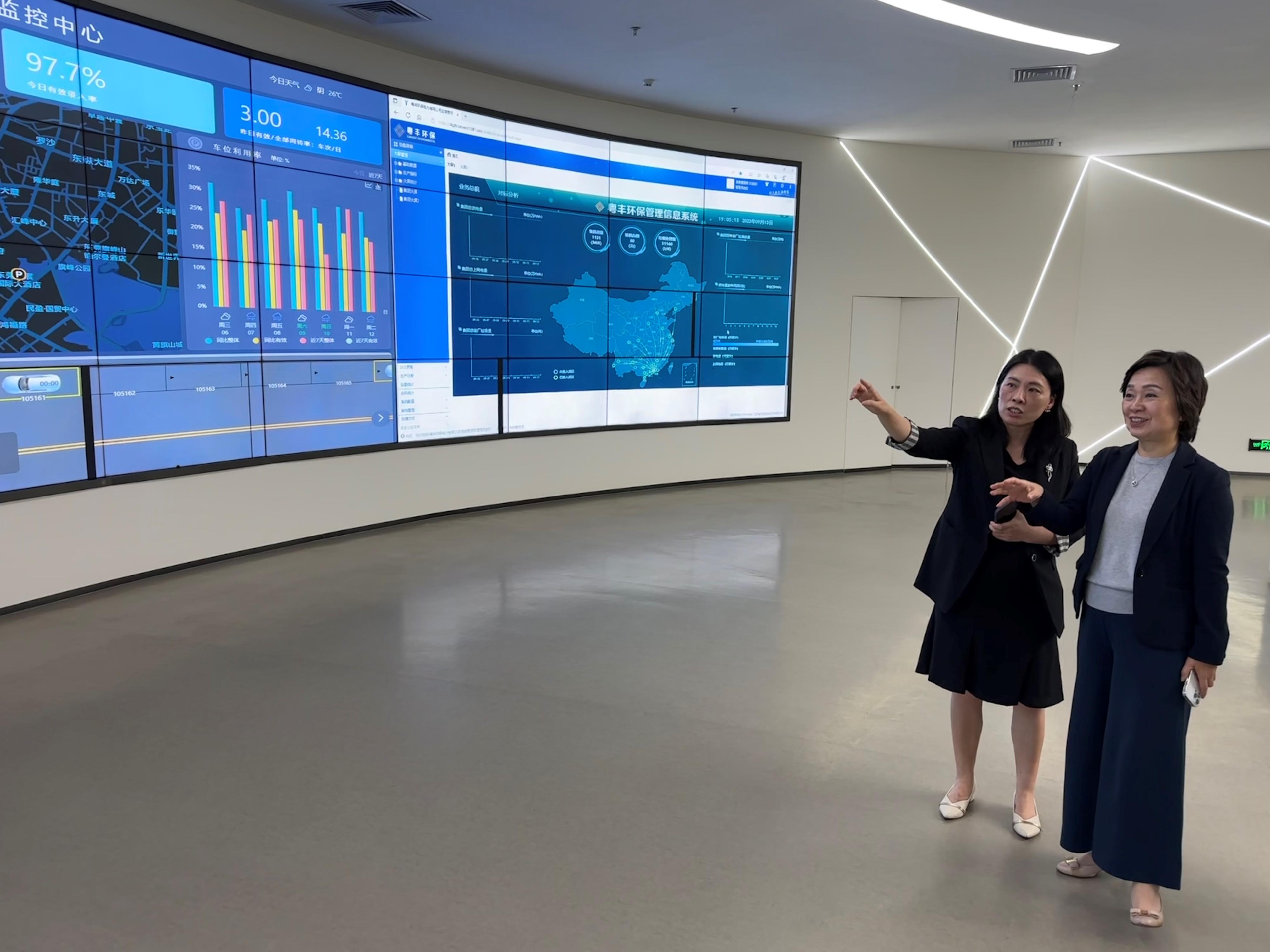 The Secretary for Education, Dr Choi Yuk-lin (right), visited China Scivest WTE Plant of Canvest Environmental Protection Group Company Limited in Dongguan yesterday (September 13). She toured its exhibition hall and received a briefing by its representative on related initiatives on environmental protection education.