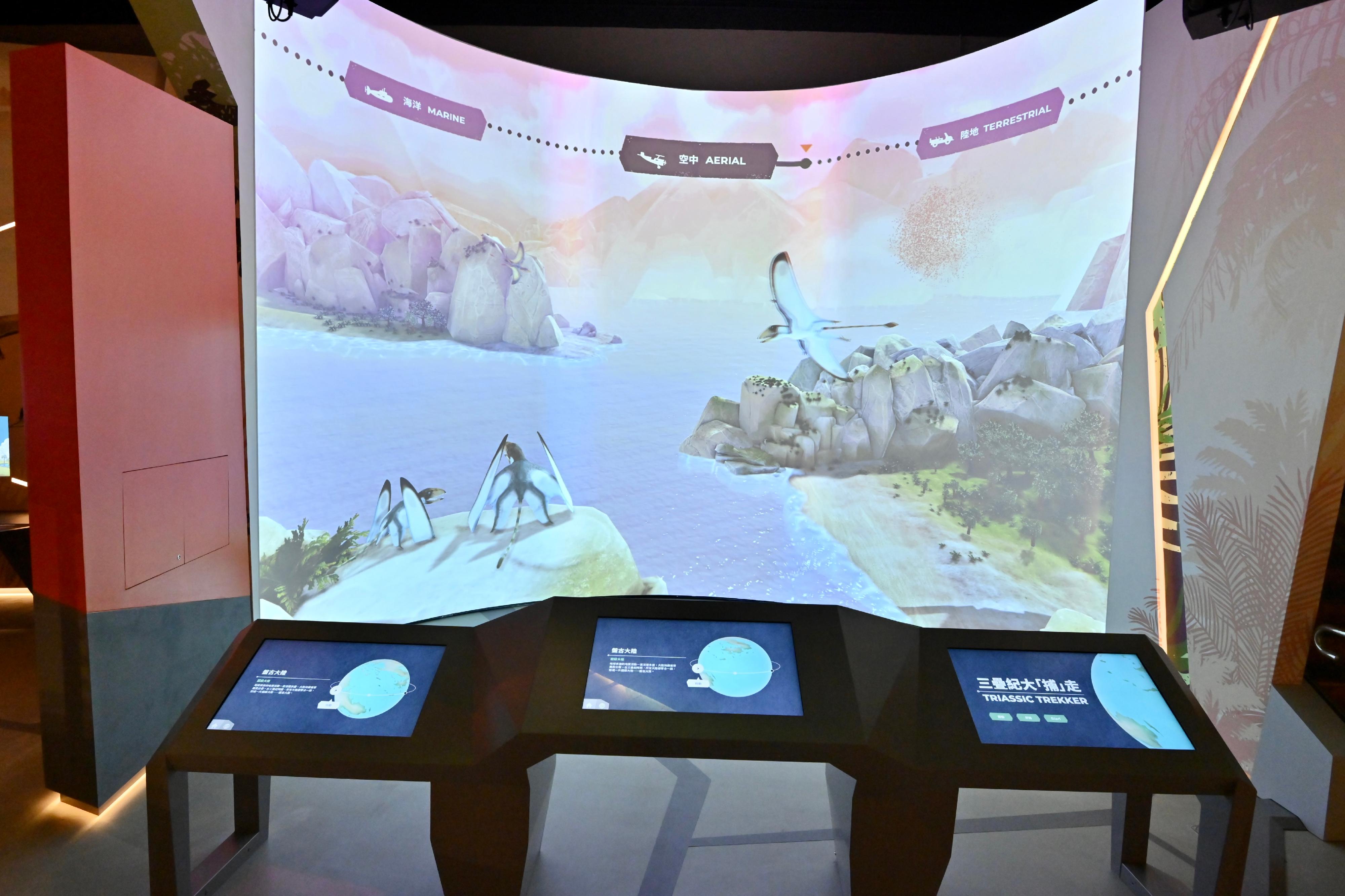香港科学馆全新展览「灭绝．新生」明日（九月十五日）起开放予市民参观。参观者可透过展厅内的投影了解三叠纪时期海洋、陆地和空中的生境和生物。