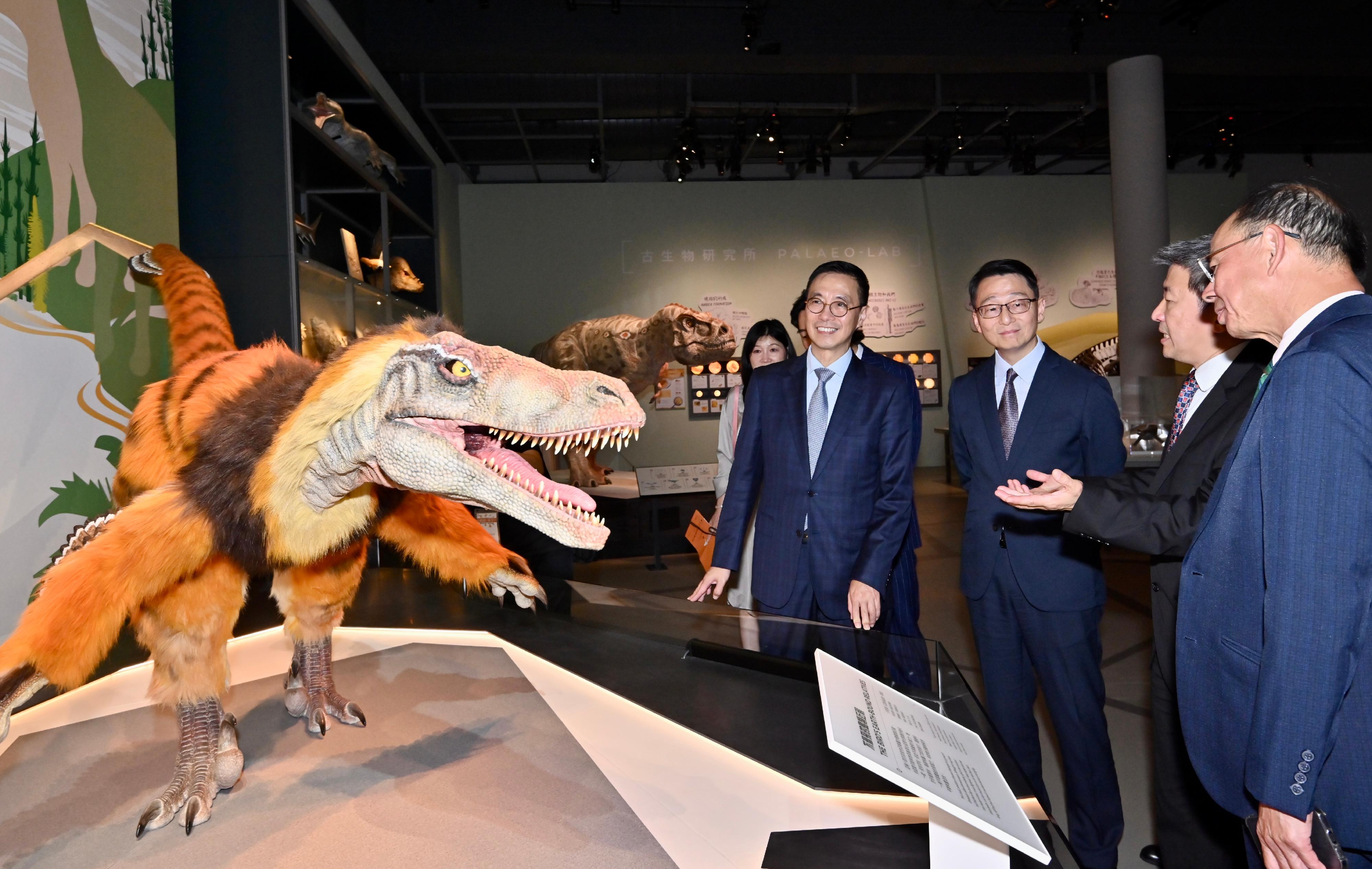 The opening ceremony for the "Extinction·Resilience" exhibition of the Palaeontology Gallery of the Hong Kong Science Museum was held today (September 14) at the museum. Photo shows (from left) the Secretary for Culture, Sports and Tourism, Mr Kevin Yeung; the Director of Leisure and Cultural Services, Mr Vincent Liu; the Museum Director of the Hong Kong Science Museum, Mr Lawrence Lee; and Museum Expert Adviser of the Hong Kong Science Museum Professor Chan Lung-sang, touring the exhibition gallery as officiating guests.