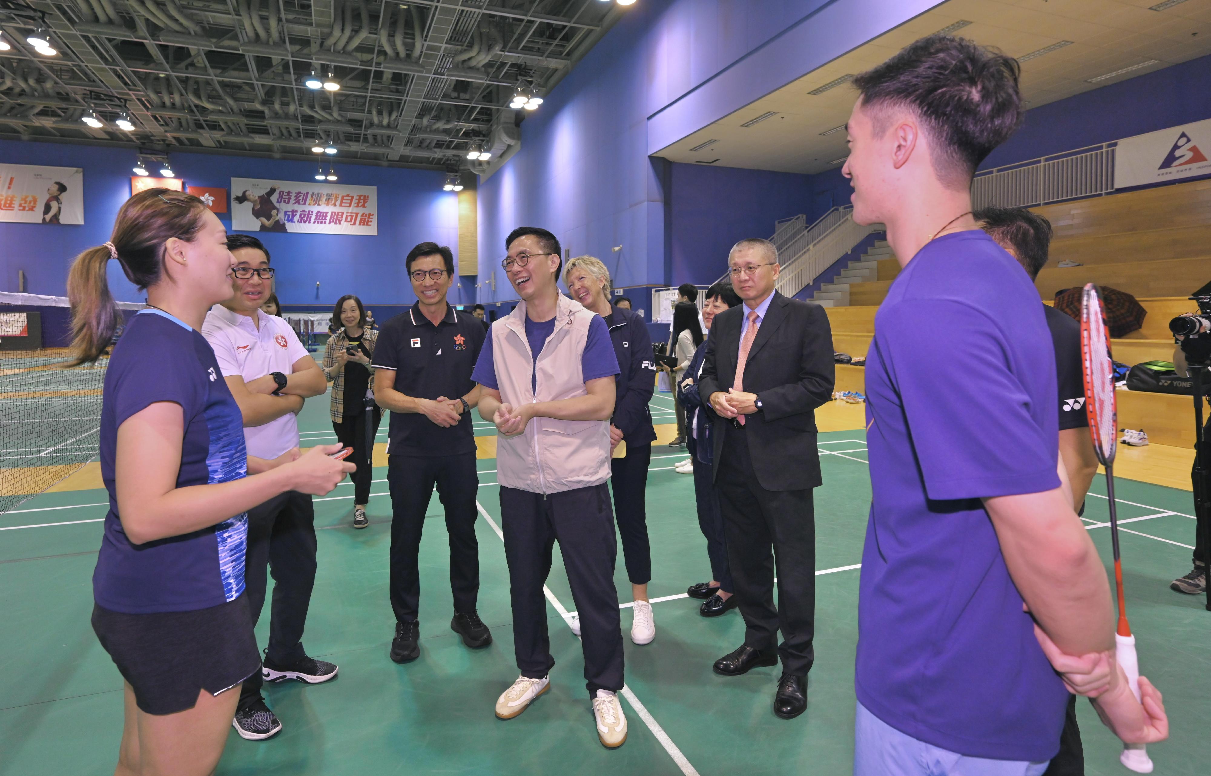 The Secretary for Culture, Sports and Tourism, Mr Kevin Yeung (fourth left), and the Commissioner for Sports, Mr Sam Wong (third left), this morning (September 14) visited the badminton hall in the Hong Kong Sports Institute to exchange with the athletes Tse Ying-suet (first left) and Tang Chun-man (first right).