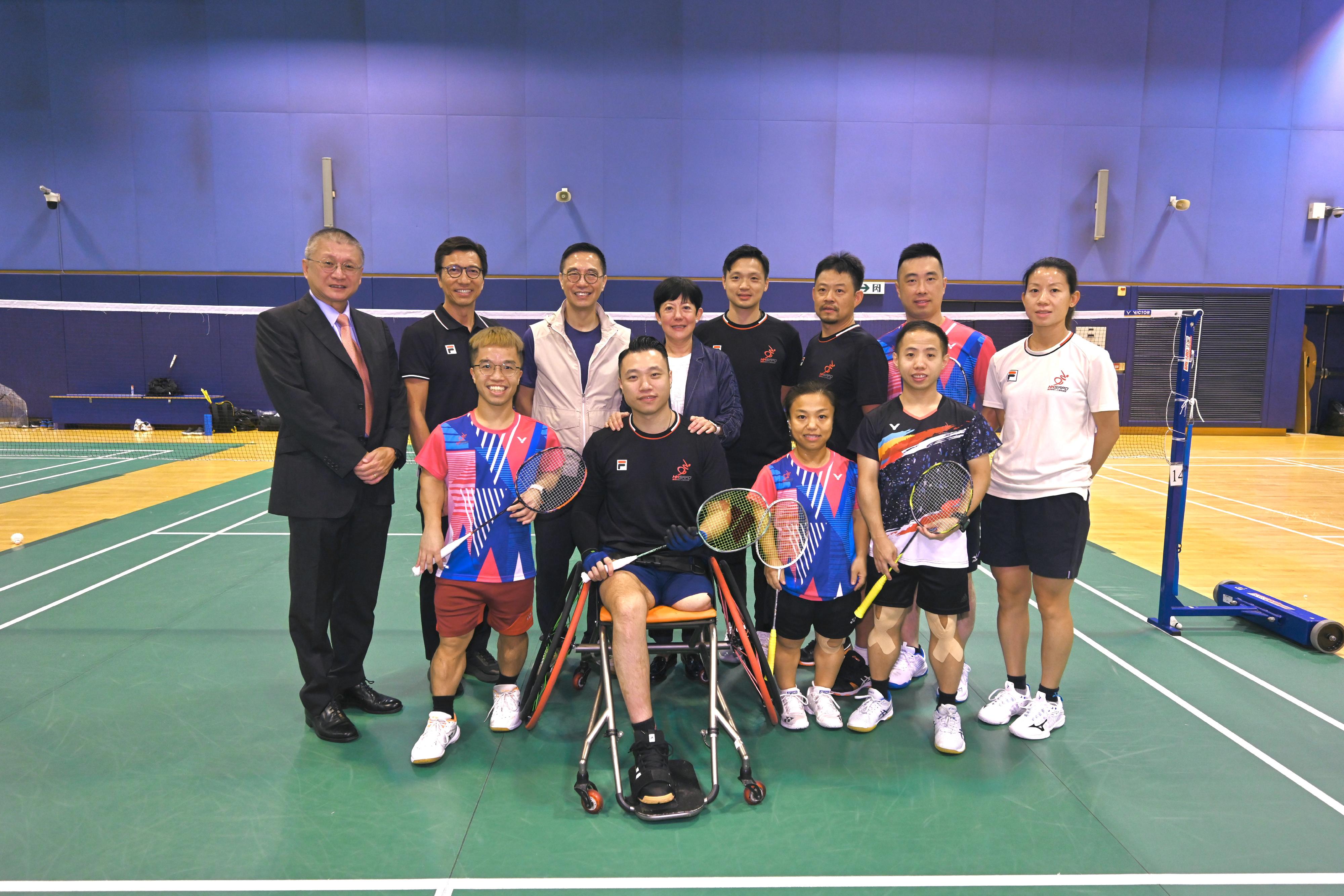 The Secretary for Culture, Sports and Tourism, Mr Kevin Yeung (back row, third left), and the Commissioner for Sports, Mr Sam Wong (back row, second left), this morning (September 14) visited the Hong Kong Sports Institute to exchange with the athletes, including Chan Ho-yuen (front row, second left) and Chu Man-kai (front row, first right), to learn about their preparation for the Asian Para Games in Hangzhou and to cheer for them.