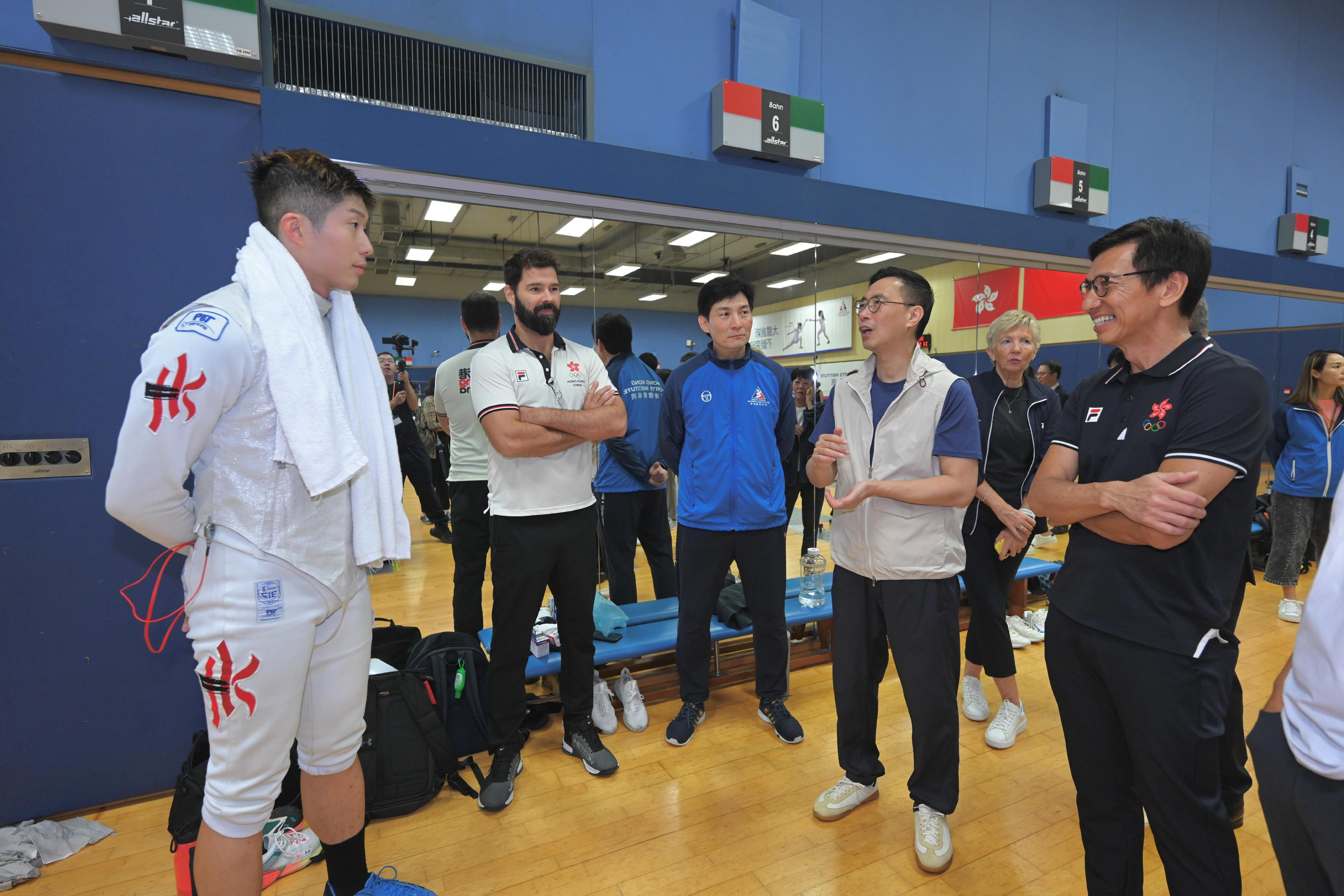 The Secretary for Culture, Sports and Tourism, Mr Kevin Yeung (second right), and the Commissioner for Sports, Mr Sam Wong (first right), this morning (September 14) visited the fencing hall in the Hong Kong Sports Institute to exchange with the fencer Cheung Ka-long (first left) and coaches.
